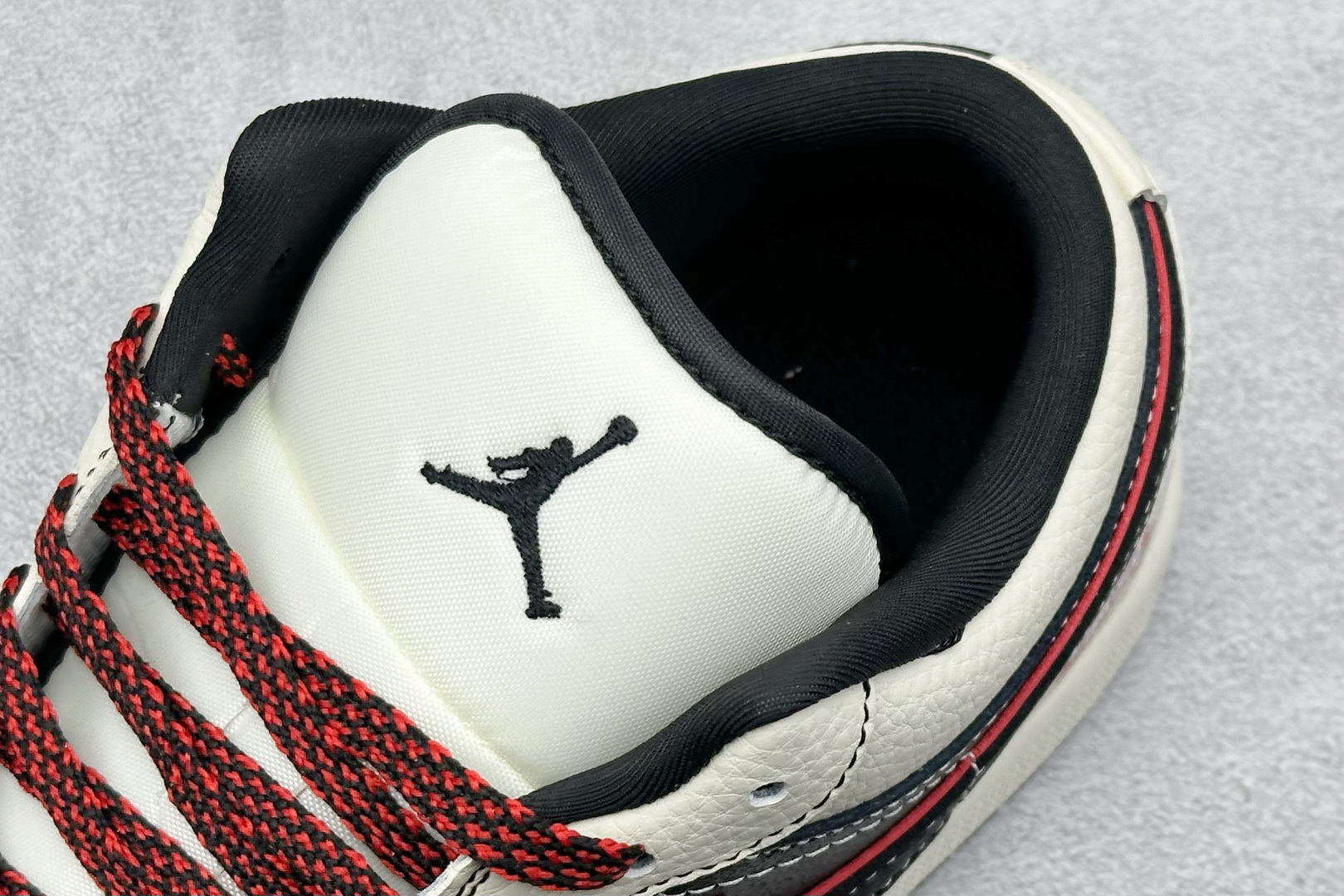 280 XC版Nike Jordan Air Jordan 1“斯图西联名——米白黑红勾” 高端定制 低帮 复古 减震 防滑 耐磨 篮球鞋 QG1988-013