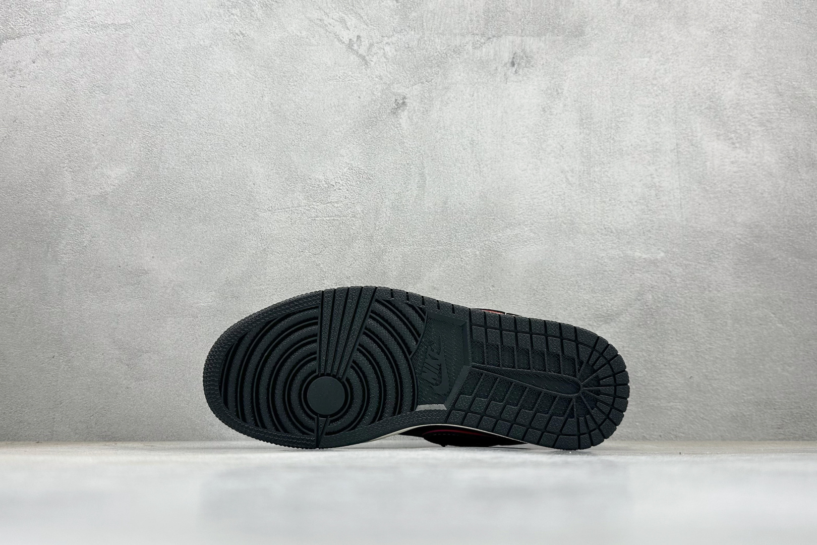 280 XC版Nike Jordan Air Jordan 1“斯图西联名——米白黑红勾” 高端定制 低帮 复古 减震 防滑 耐磨 篮球鞋 QG1988-013