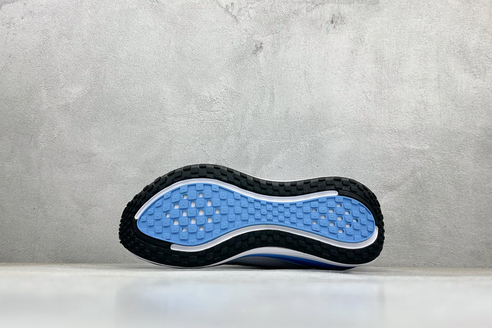 220 Nike VOMERO PLUS 舒适减震防滑 低帮跑步鞋 全掌ReactX泡绵中底 HV8150-103