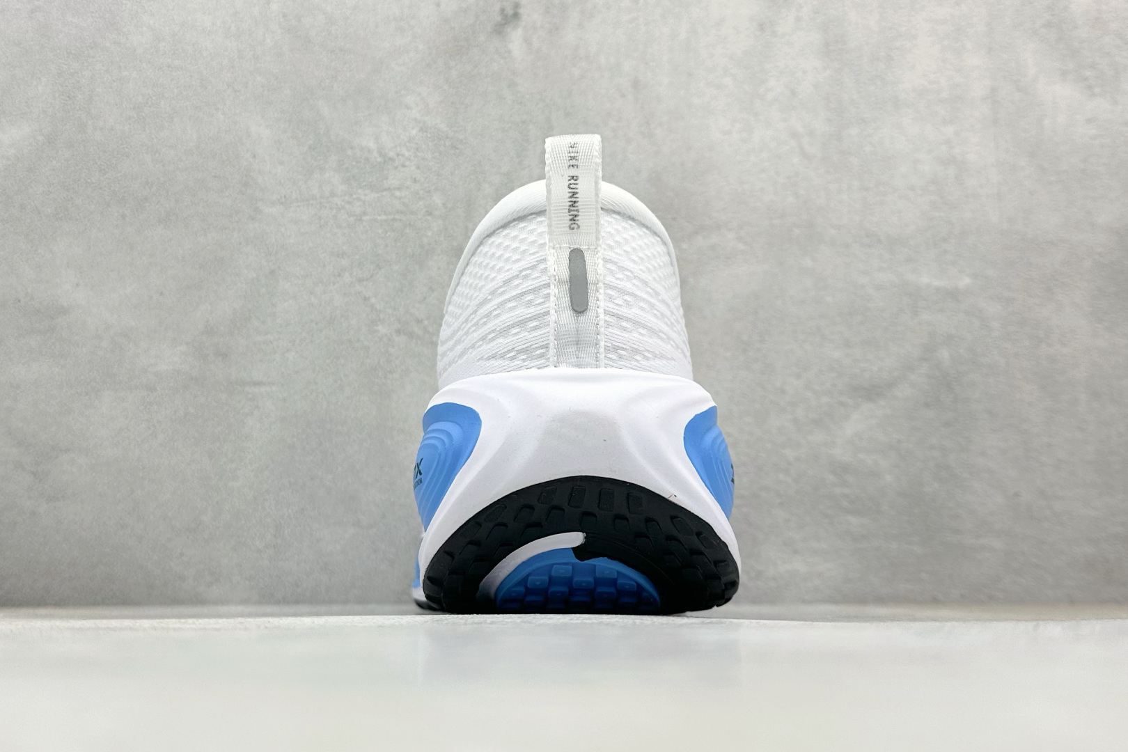 220 Nike VOMERO PLUS 舒适减震防滑 低帮跑步鞋 全掌ReactX泡绵中底 HV8150-103