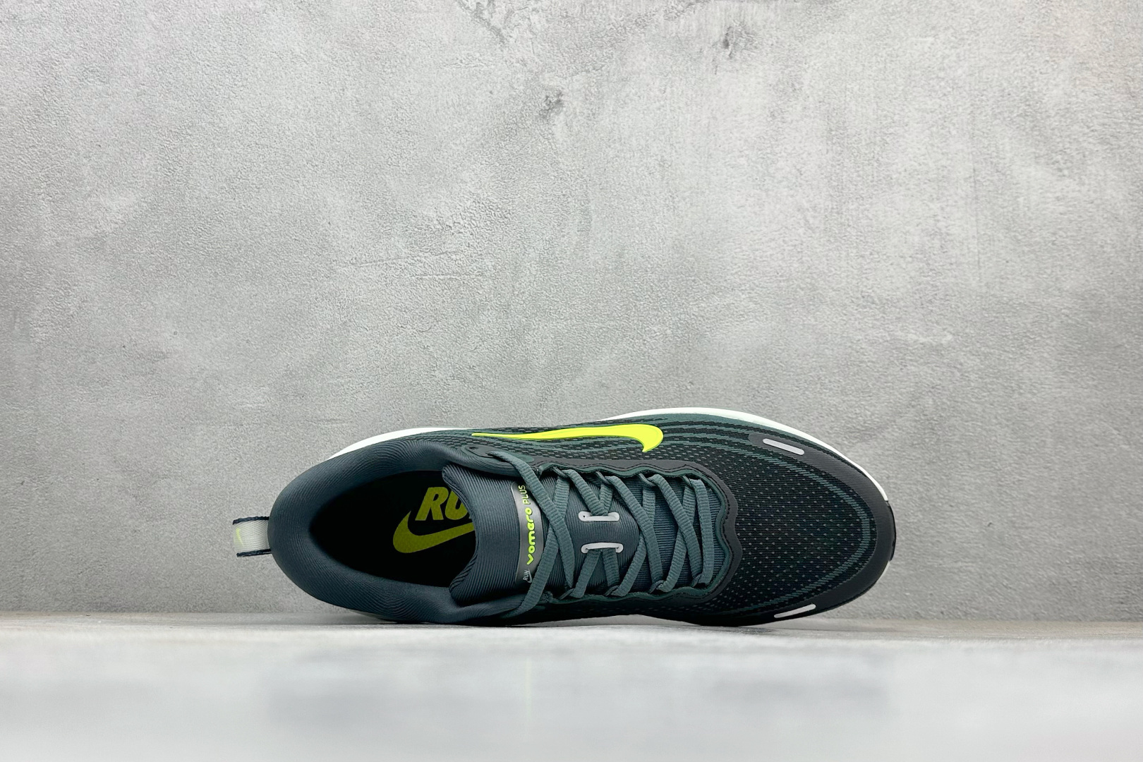 220 Nike VOMERO PLUS 舒适减震防滑 低帮跑步鞋 HV8150-300