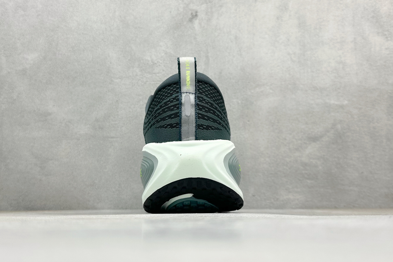 220 Nike VOMERO PLUS 舒适减震防滑 低帮跑步鞋 HV8150-300