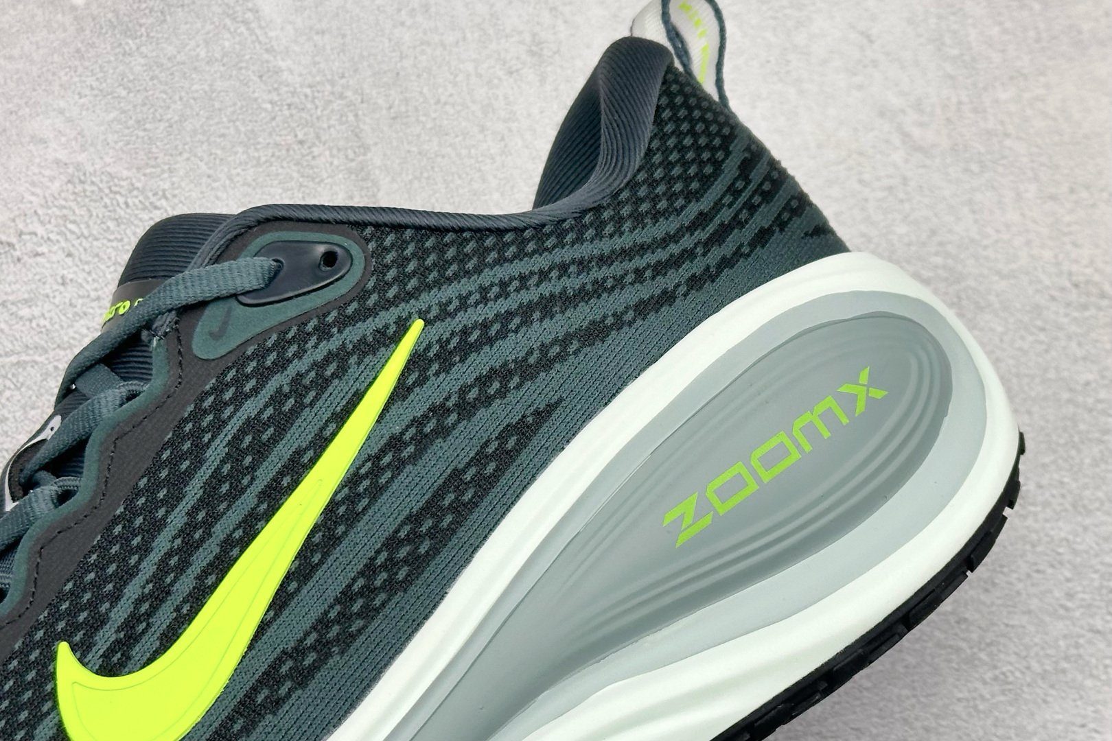 220 Nike VOMERO PLUS 舒适减震防滑 低帮跑步鞋 HV8150-300