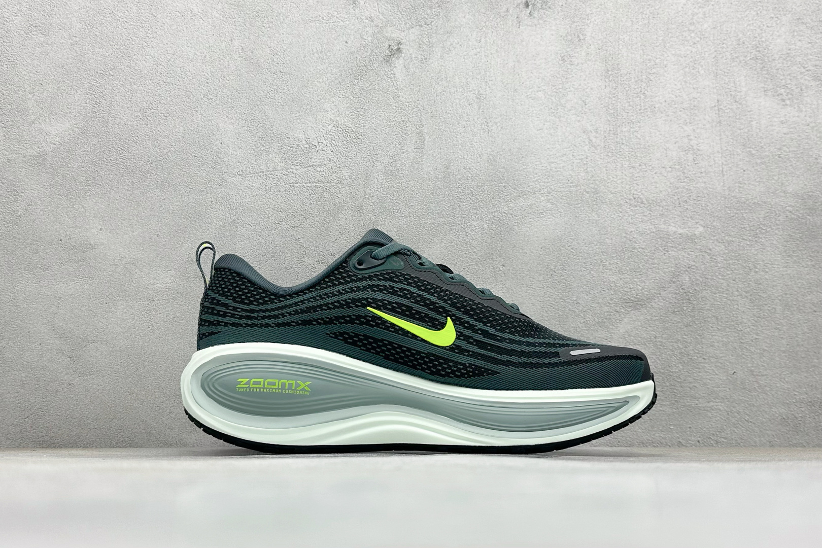 220 Nike VOMERO PLUS 舒适减震防滑 低帮跑步鞋 HV8150-300