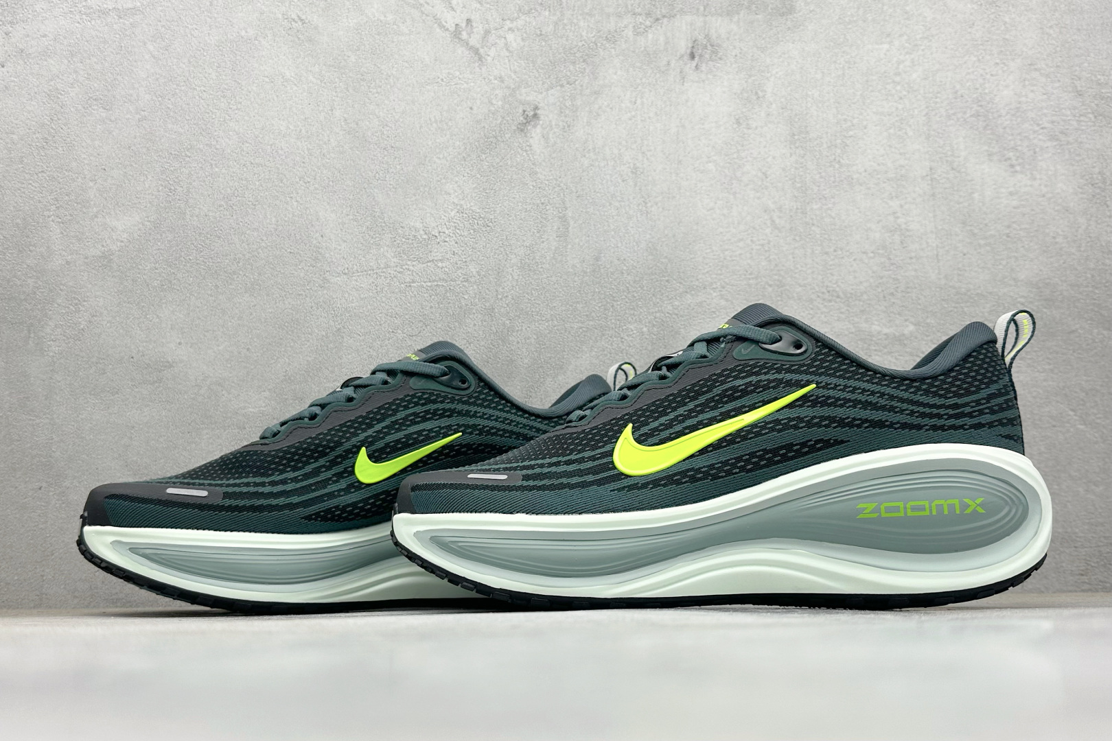 220 Nike VOMERO PLUS 舒适减震防滑 低帮跑步鞋 HV8150-300