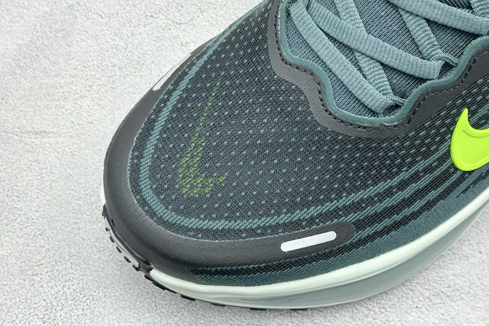 220 Nike VOMERO PLUS 舒适减震防滑 低帮跑步鞋 HV8150-300