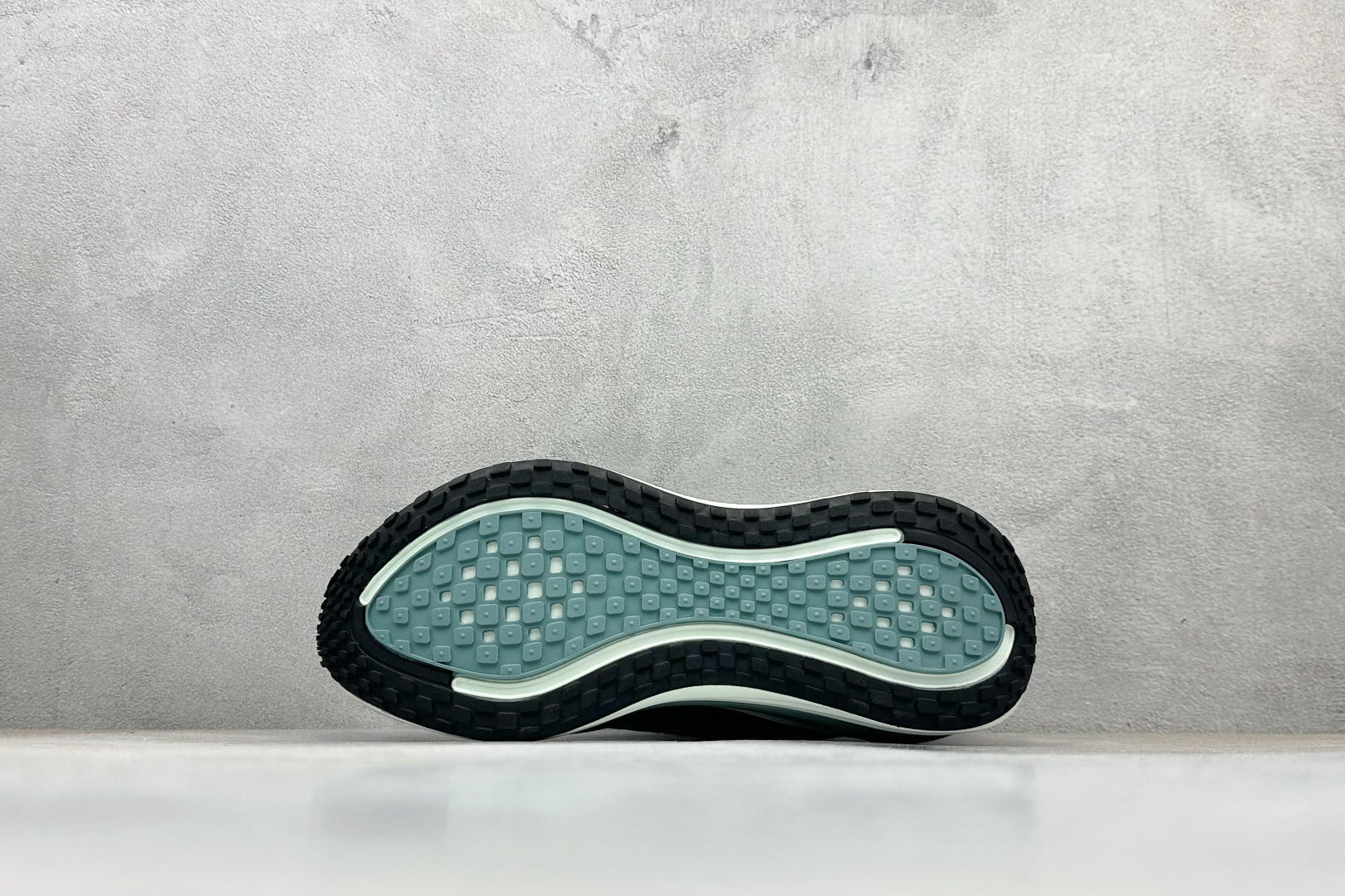 220 Nike VOMERO PLUS 舒适减震防滑 低帮跑步鞋 HV8150-300