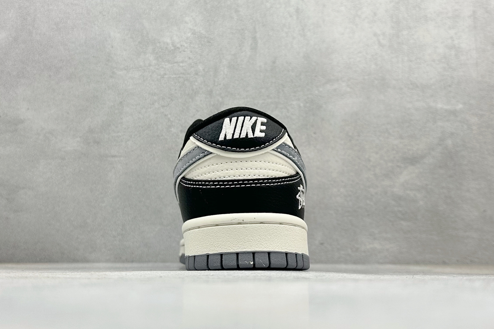 260 Nike SB Dunk Low 斯图西联名 黑白熊猫 周年高端定制 低帮休闲板鞋 DN3168-003
