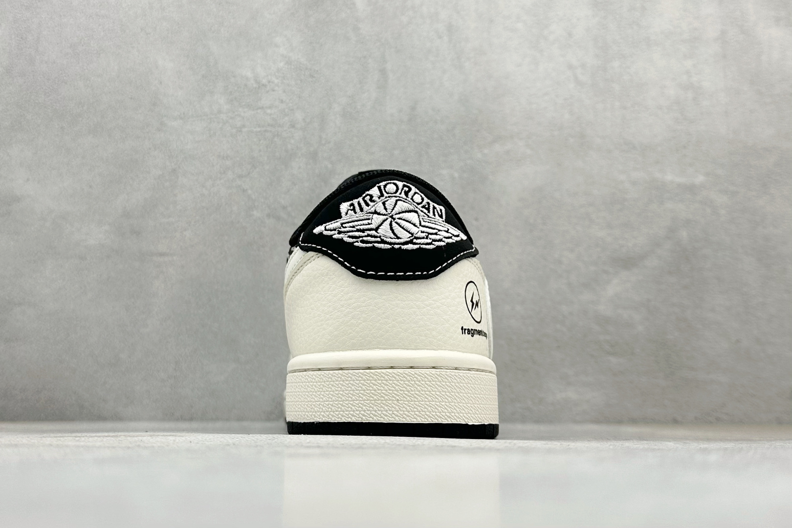 280 Travis Scott x Fragment Design x Jordan Air Jordan 1 Low SP “闪电联名------米白黑” 高端定制 倒钩三方联名低帮篮球鞋 XD0798-311