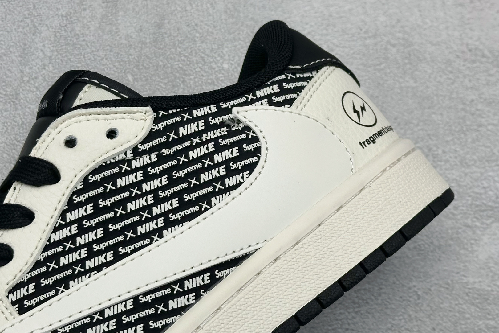 280 Travis Scott x Fragment Design x Jordan Air Jordan 1 Low SP “闪电联名------米白黑” 高端定制 倒钩三方联名低帮篮球鞋 XD0798-311