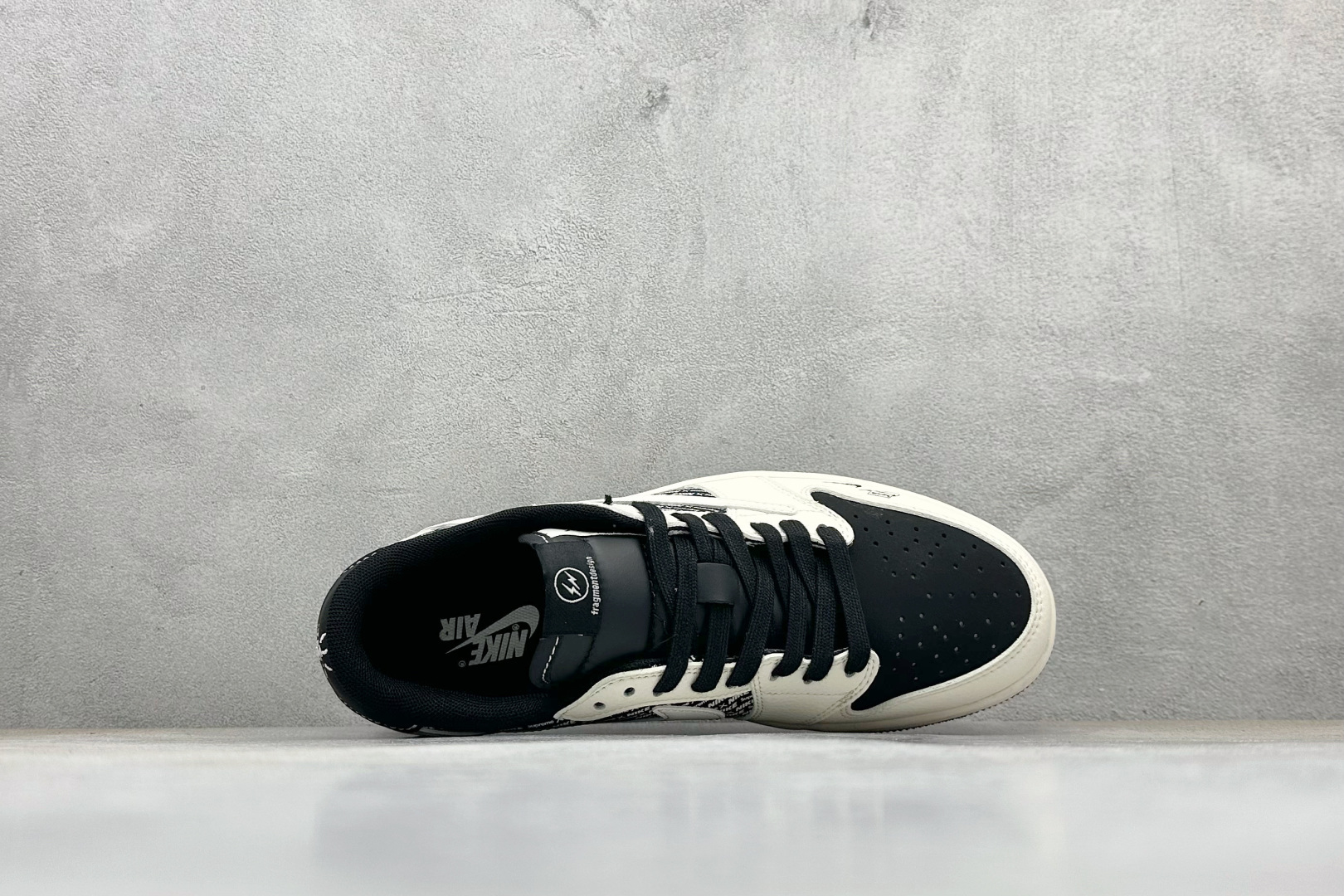 280 Travis Scott x Fragment Design x Jordan Air Jordan 1 Low SP “闪电联名------米白黑” 高端定制 倒钩三方联名低帮篮球鞋 XD0798-311