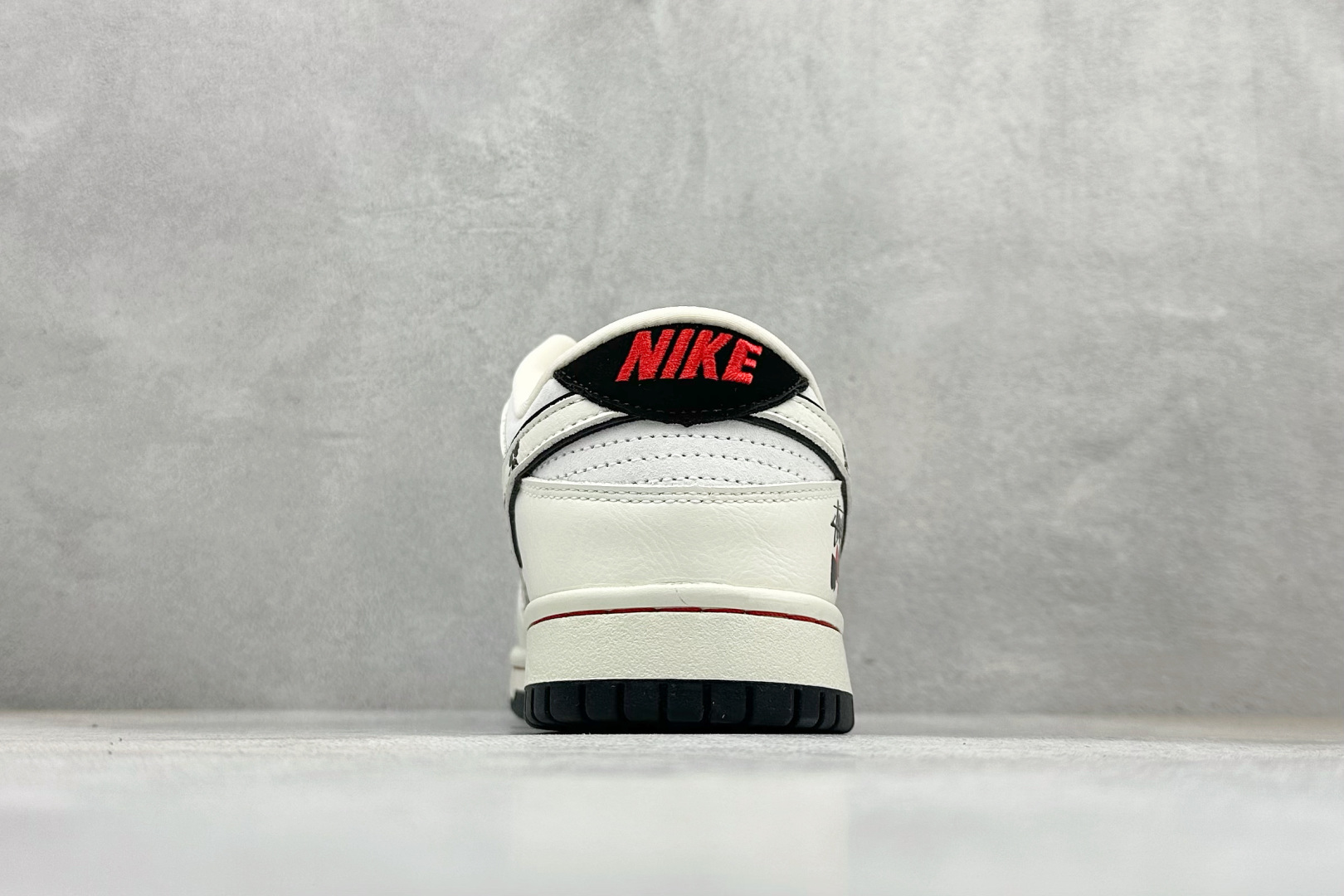 280 Nike SB Dunk Low“斯图西联名——白黑红” 高端定制 低帮休闲板鞋 YF9511-913-Chinese UA Cheap High Quatity Brand Clothes Bags handbags Sneakers wholesale wholesaler seller from China Factory suppliers Fashion Clothing Shoes best Quality Beautiful Price 280 Nike SB Dunk Low“斯图西联名——白黑红” 高端定制 低帮休闲板鞋 YF9511-913