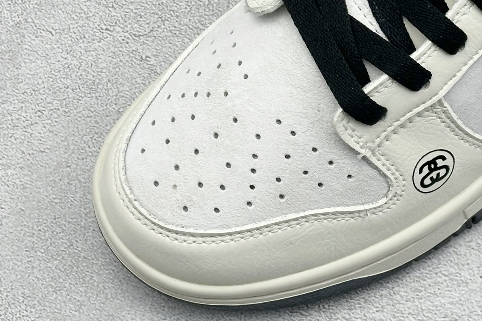 280 Nike SB Dunk Low“斯图西联名——白黑红” 高端定制 低帮休闲板鞋 YF9511-913-Chinese UA Cheap High Quatity Brand Clothes Bags handbags Sneakers wholesale wholesaler seller from China Factory suppliers Fashion Clothing Shoes best Quality Beautiful Price 280 Nike SB Dunk Low“斯图西联名——白黑红” 高端定制 低帮休闲板鞋 YF9511-913