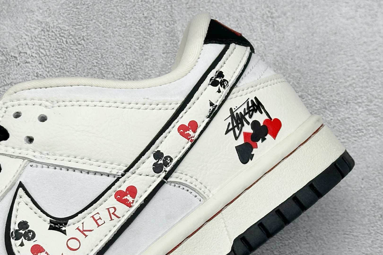 280 Nike SB Dunk Low“斯图西联名——白黑红” 高端定制 低帮休闲板鞋 YF9511-913-Chinese UA Cheap High Quatity Brand Clothes Bags handbags Sneakers wholesale wholesaler seller from China Factory suppliers Fashion Clothing Shoes best Quality Beautiful Price 280 Nike SB Dunk Low“斯图西联名——白黑红” 高端定制 低帮休闲板鞋 YF9511-913