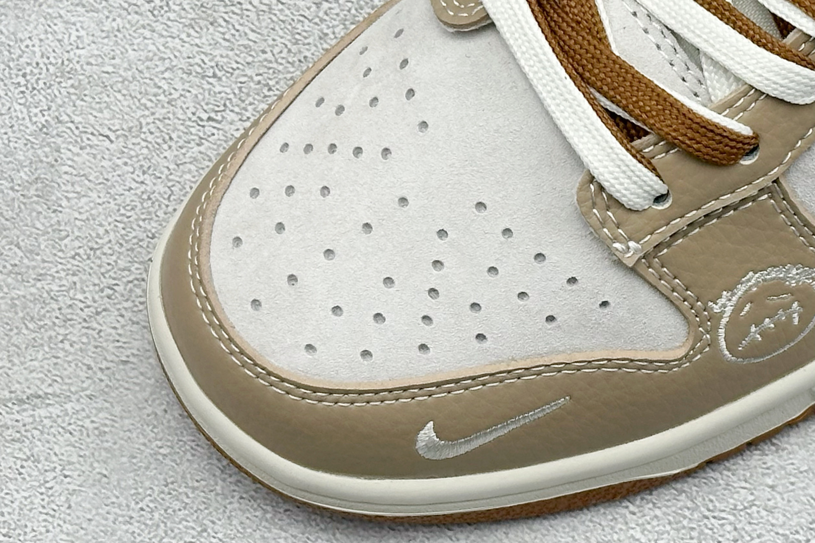 280 SC版Nike SB Dunk Low 三方联名 卡其棕 高端定制 低帮休闲板鞋 SG6688-005-Chinese UA Cheap High Quatity Brand Clothes Bags handbags Sneakers wholesale wholesaler seller from China Factory suppliers Fashion Clothing Shoes best Quality Beautiful Price 280 SC版Nike SB Dunk Low 三方联名 卡其棕 高端定制 低帮休闲板鞋 SG6688-005