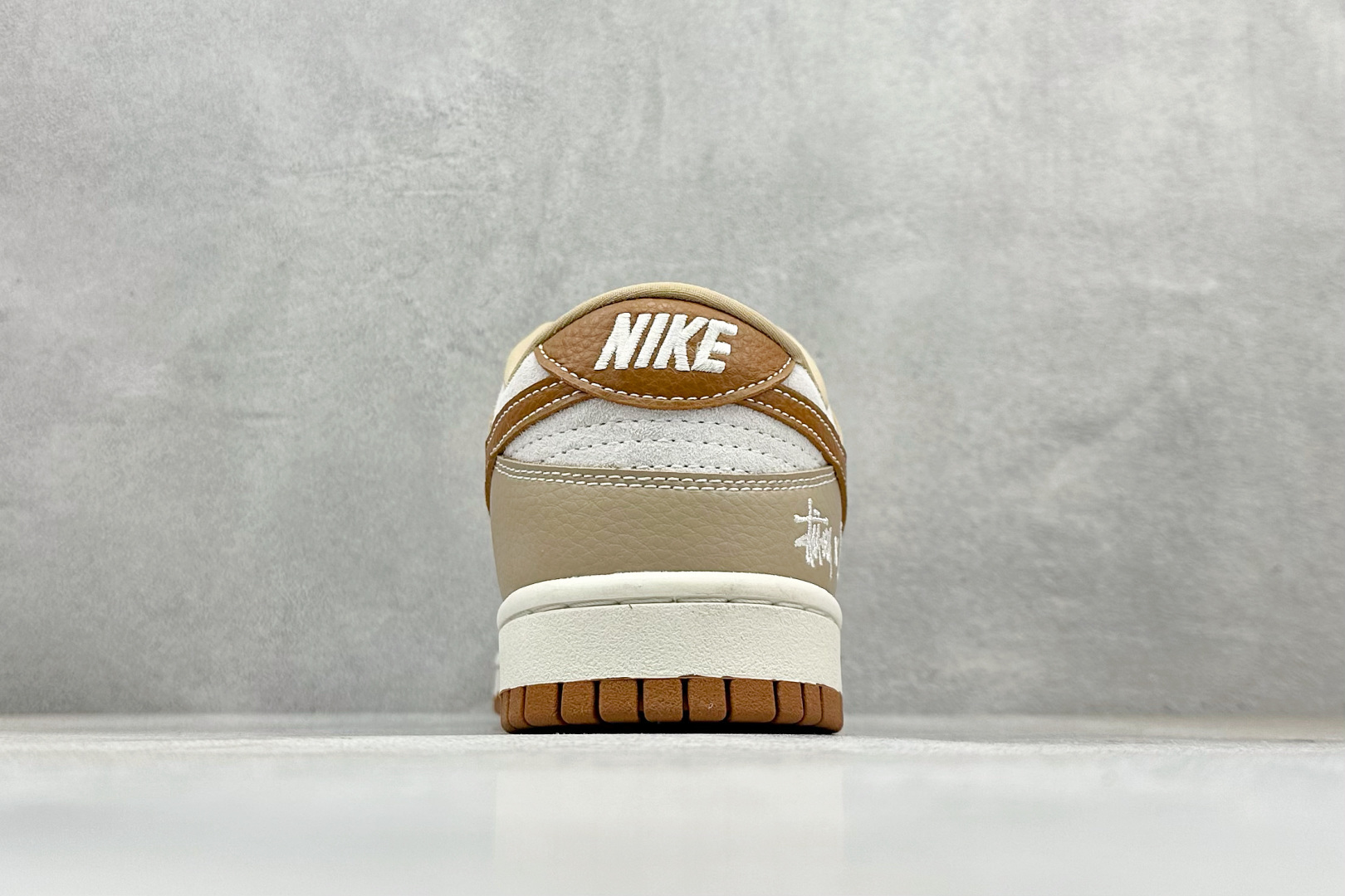 280 SC版Nike SB Dunk Low 三方联名 卡其棕 高端定制 低帮休闲板鞋 SG6688-005-Chinese UA Cheap High Quatity Brand Clothes Bags handbags Sneakers wholesale wholesaler seller from China Factory suppliers Fashion Clothing Shoes best Quality Beautiful Price 280 SC版Nike SB Dunk Low 三方联名 卡其棕 高端定制 低帮休闲板鞋 SG6688-005