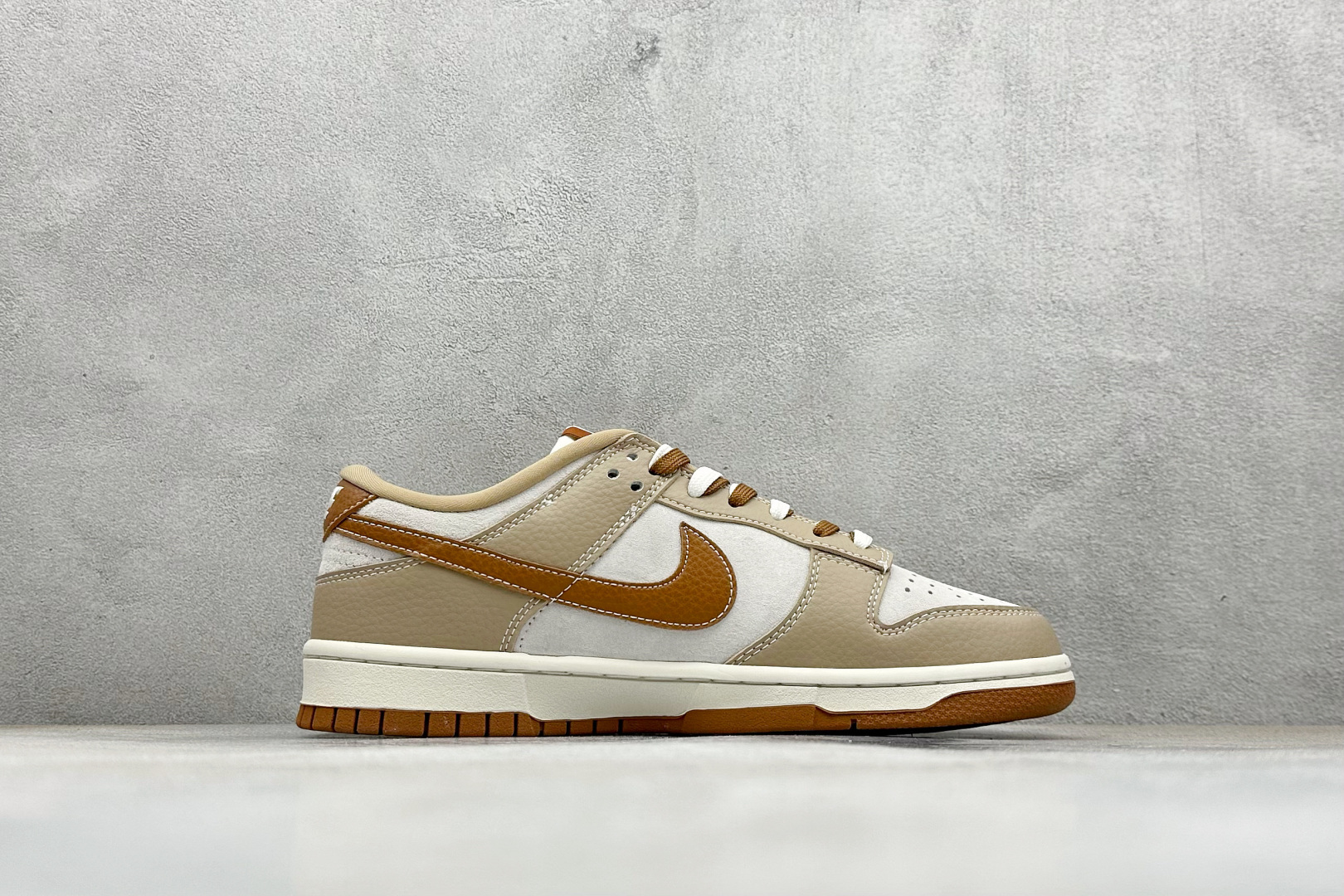 280 SC版Nike SB Dunk Low 三方联名 卡其棕 高端定制 低帮休闲板鞋 SG6688-005-Chinese UA Cheap High Quatity Brand Clothes Bags handbags Sneakers wholesale wholesaler seller from China Factory suppliers Fashion Clothing Shoes best Quality Beautiful Price 280 SC版Nike SB Dunk Low 三方联名 卡其棕 高端定制 低帮休闲板鞋 SG6688-005