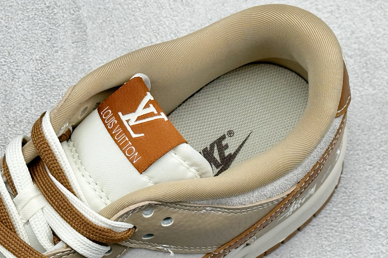 280 SC版Nike SB Dunk Low 三方联名 卡其棕 高端定制 低帮休闲板鞋 SG6688-005-Chinese UA Cheap High Quatity Brand Clothes Bags handbags Sneakers wholesale wholesaler seller from China Factory suppliers Fashion Clothing Shoes best Quality Beautiful Price 280 SC版Nike SB Dunk Low 三方联名 卡其棕 高端定制 低帮休闲板鞋 SG6688-005