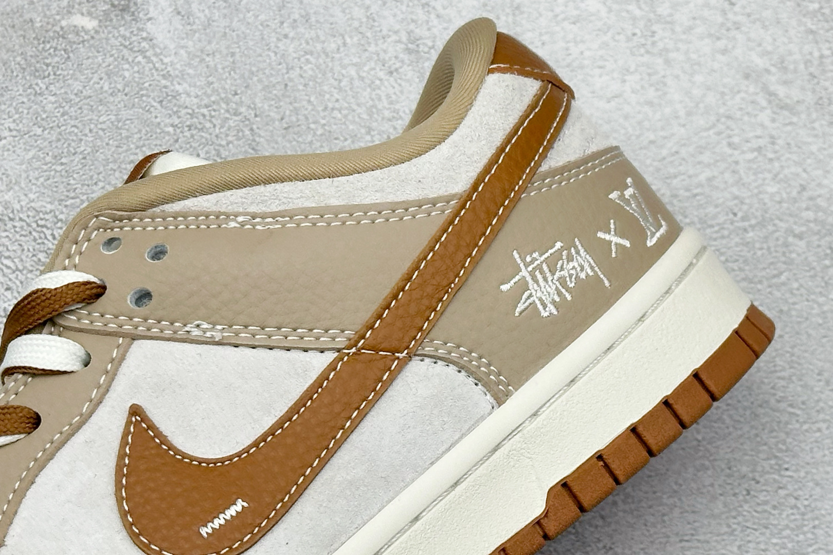 280 SC版Nike SB Dunk Low 三方联名 卡其棕 高端定制 低帮休闲板鞋 SG6688-005-Chinese UA Cheap High Quatity Brand Clothes Bags handbags Sneakers wholesale wholesaler seller from China Factory suppliers Fashion Clothing Shoes best Quality Beautiful Price 280 SC版Nike SB Dunk Low 三方联名 卡其棕 高端定制 低帮休闲板鞋 SG6688-005