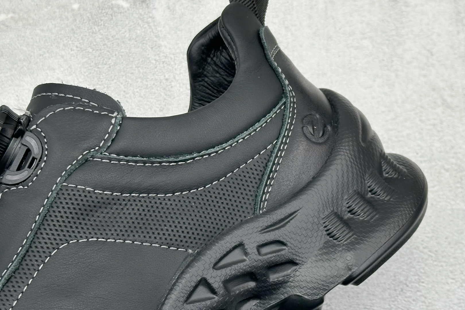 300 Ecco 爱步健步BIOM系列真皮免系带男士运动鞋 800927-010