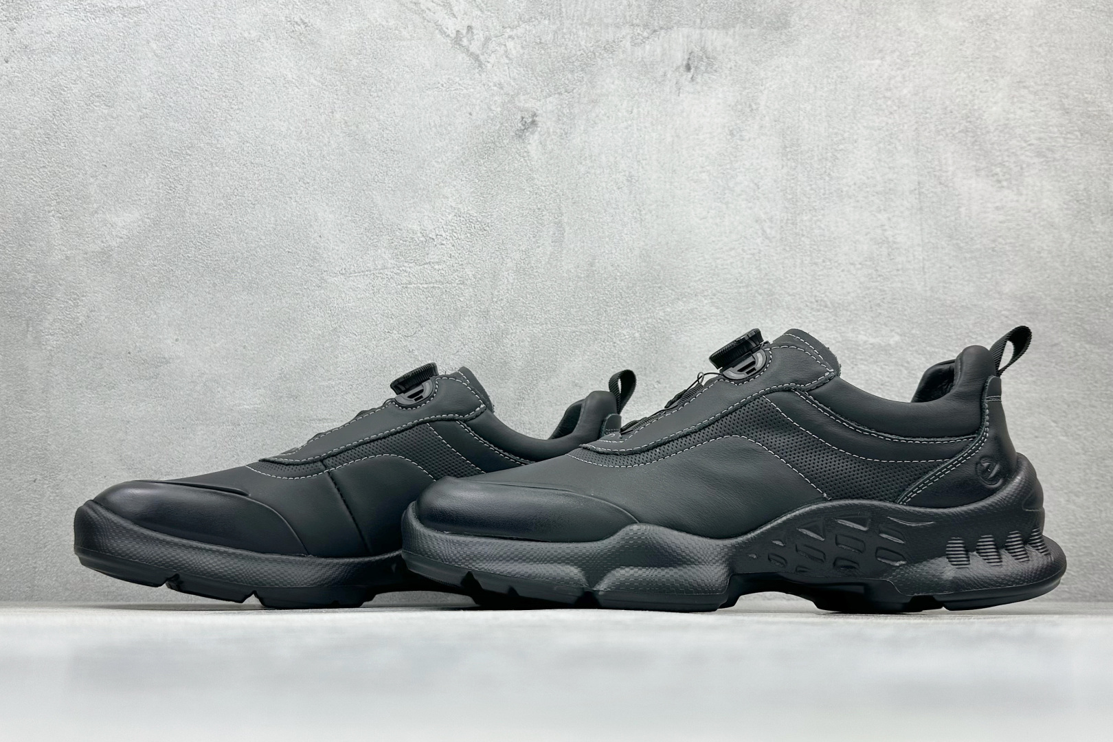 300 Ecco 爱步健步BIOM系列真皮免系带男士运动鞋 800927-010