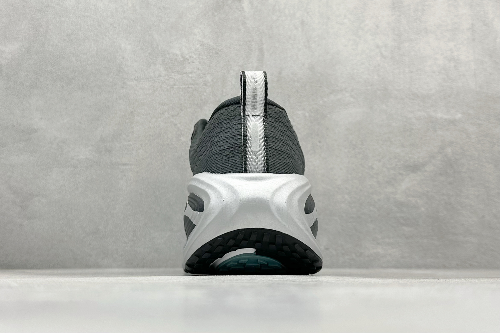 180 Nike Air Zoom Vomero Plus 耐克网面厚底气垫跑鞋 IM6011-060