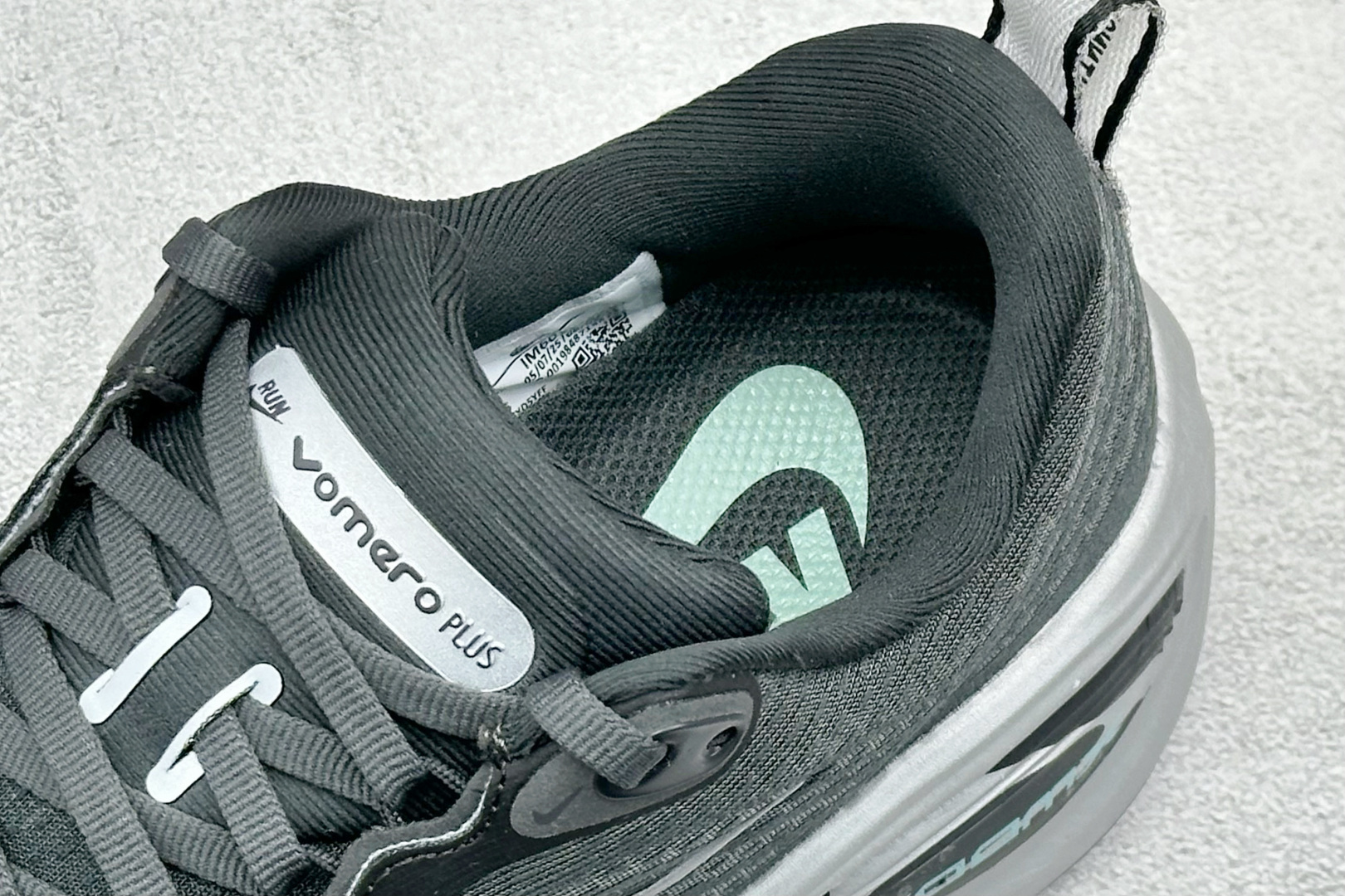 180 Nike Air Zoom Vomero Plus 耐克网面厚底气垫跑鞋 IM6011-060