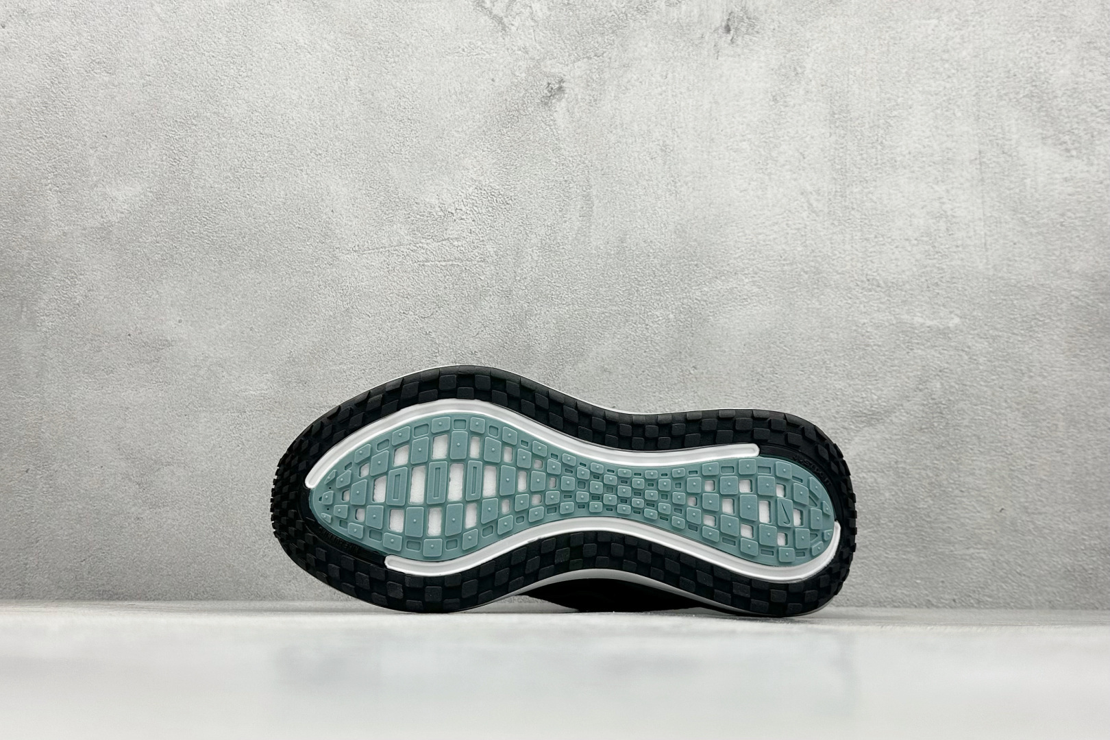 180 Nike Air Zoom Vomero Plus 耐克网面厚底气垫跑鞋 IM6011-060