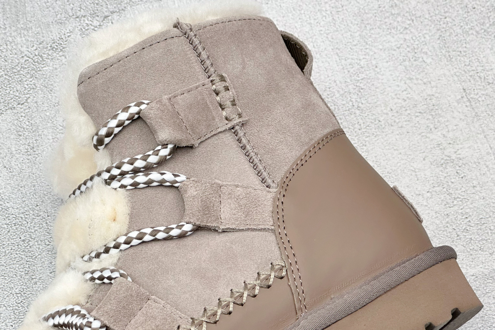 330 UGG Classic Novelty 牛剖层革 圆头厚底 短筒 雪地靴 1174574