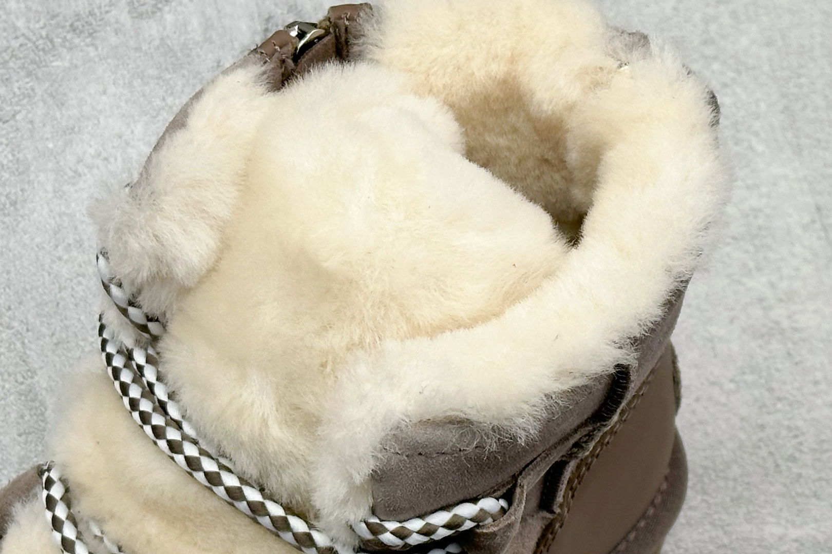 330 UGG Classic Novelty 牛剖层革 圆头厚底 短筒 雪地靴 1174574