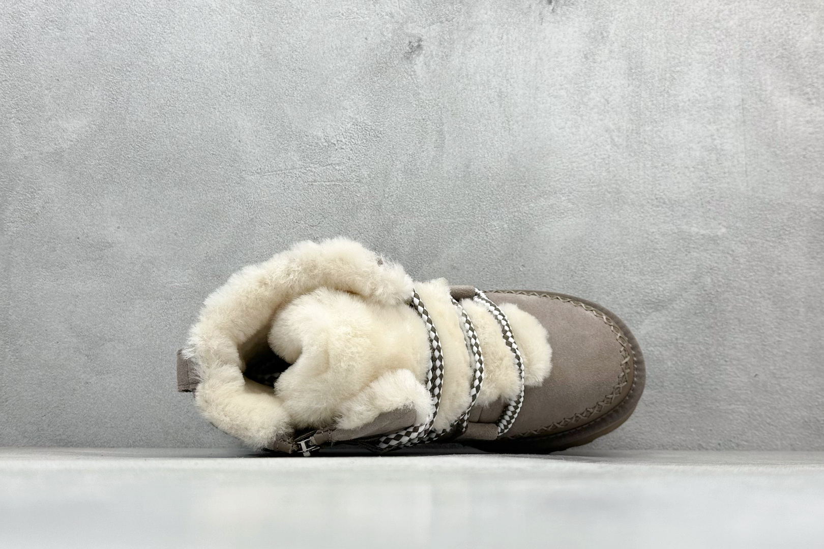 330 UGG Classic Novelty 牛剖层革 圆头厚底 短筒 雪地靴 1174574
