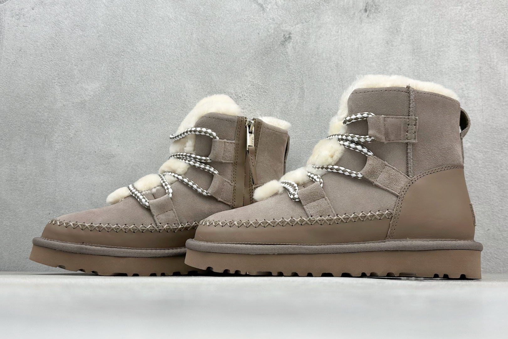 330 UGG Classic Novelty 牛剖层革 圆头厚底 短筒 雪地靴 1174574