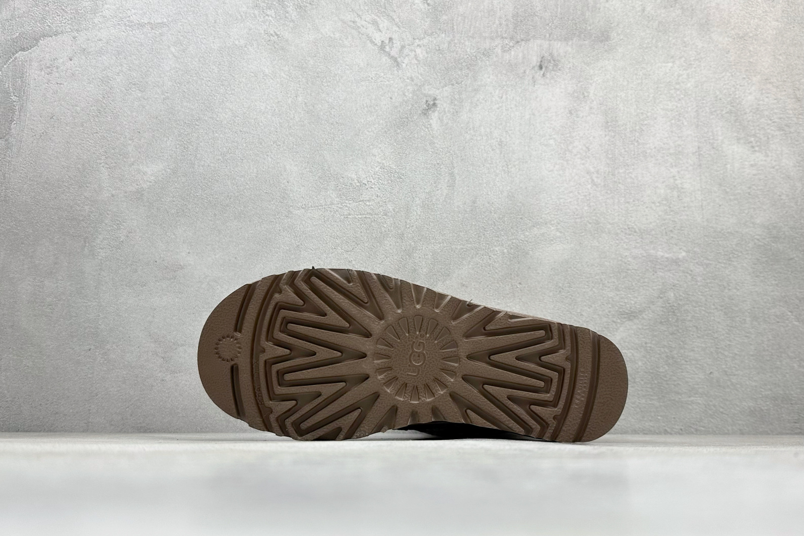 330 UGG Classic Novelty 牛剖层革 圆头厚底 短筒 雪地靴 1174574