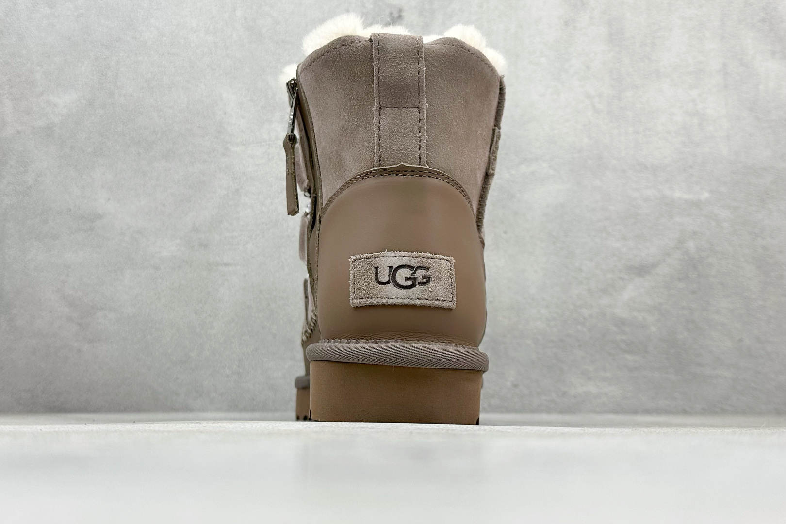 330 UGG Classic Novelty 牛剖层革 圆头厚底 短筒 雪地靴 1174574
