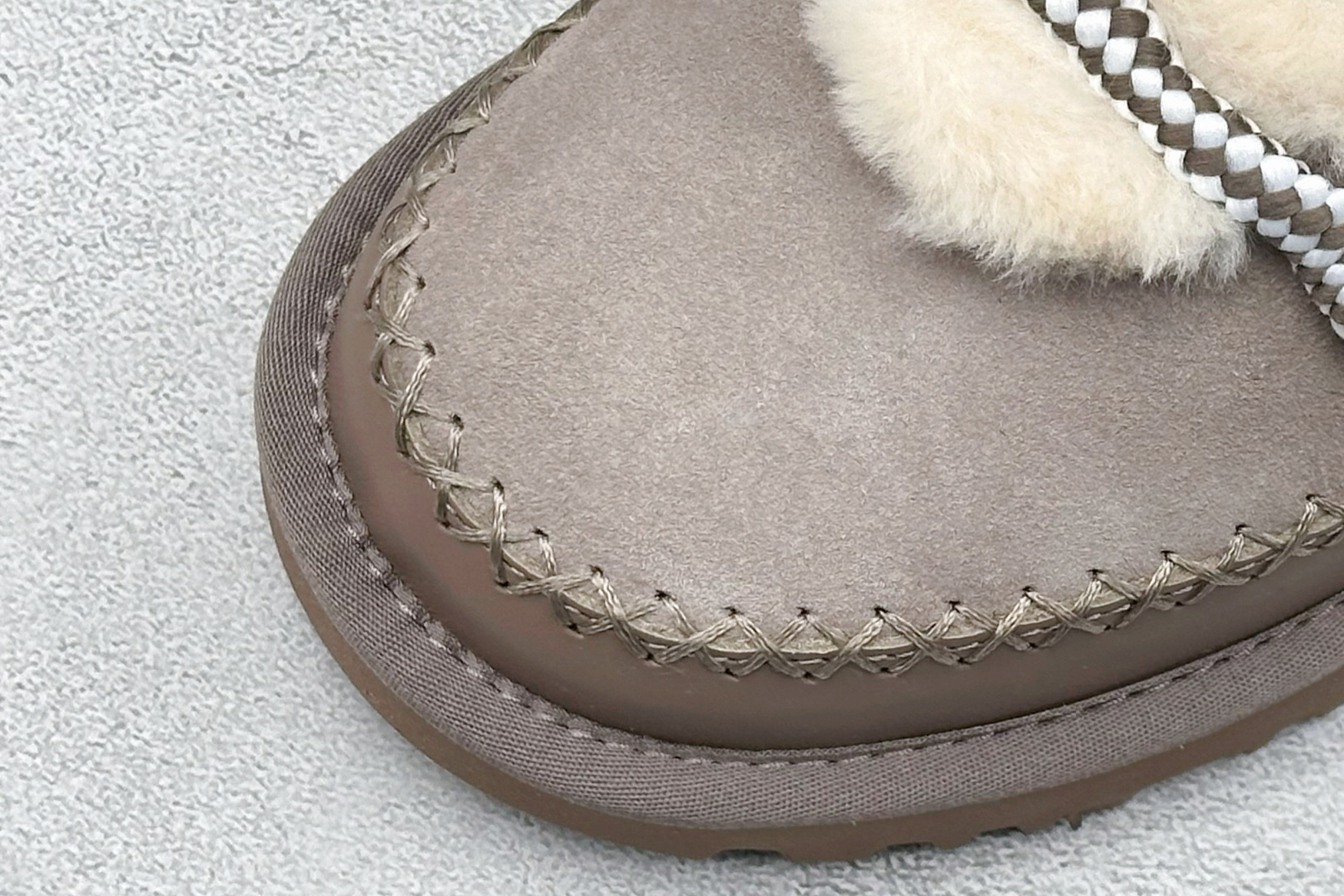 330 UGG Classic Novelty 牛剖层革 圆头厚底 短筒 雪地靴 1174574