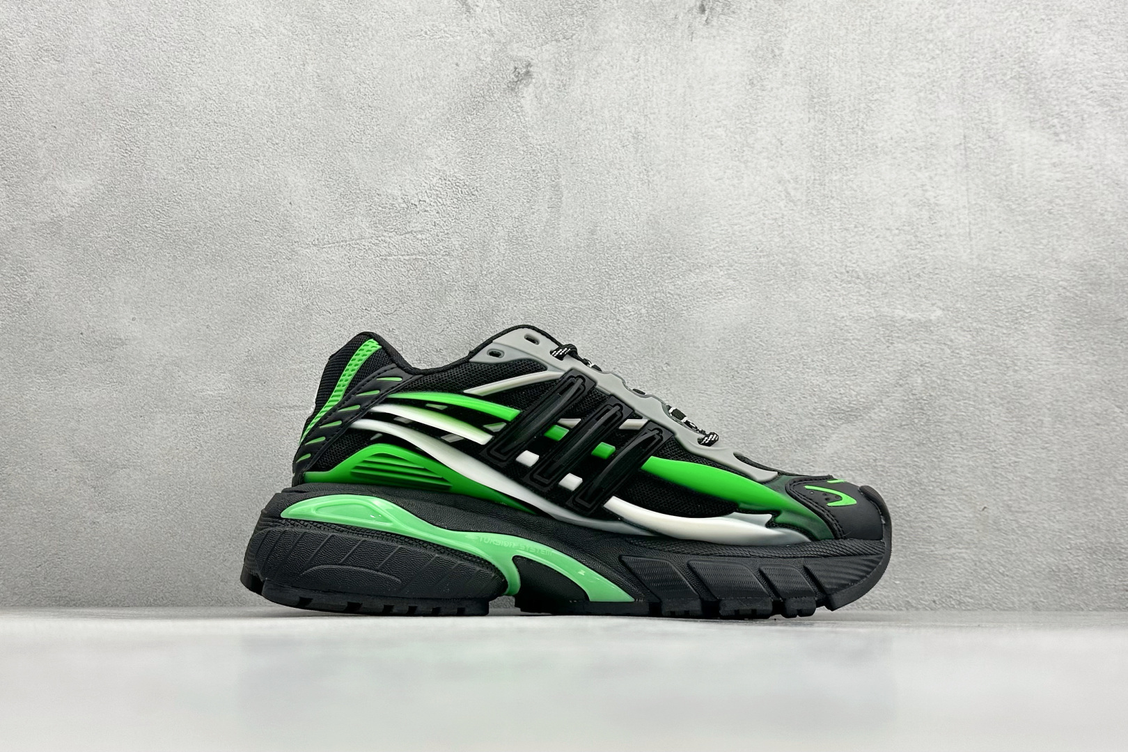 240 Adidas Originals Adistar Jellyfish 阿迪复古舒适防滑减震运动鞋 JP9266