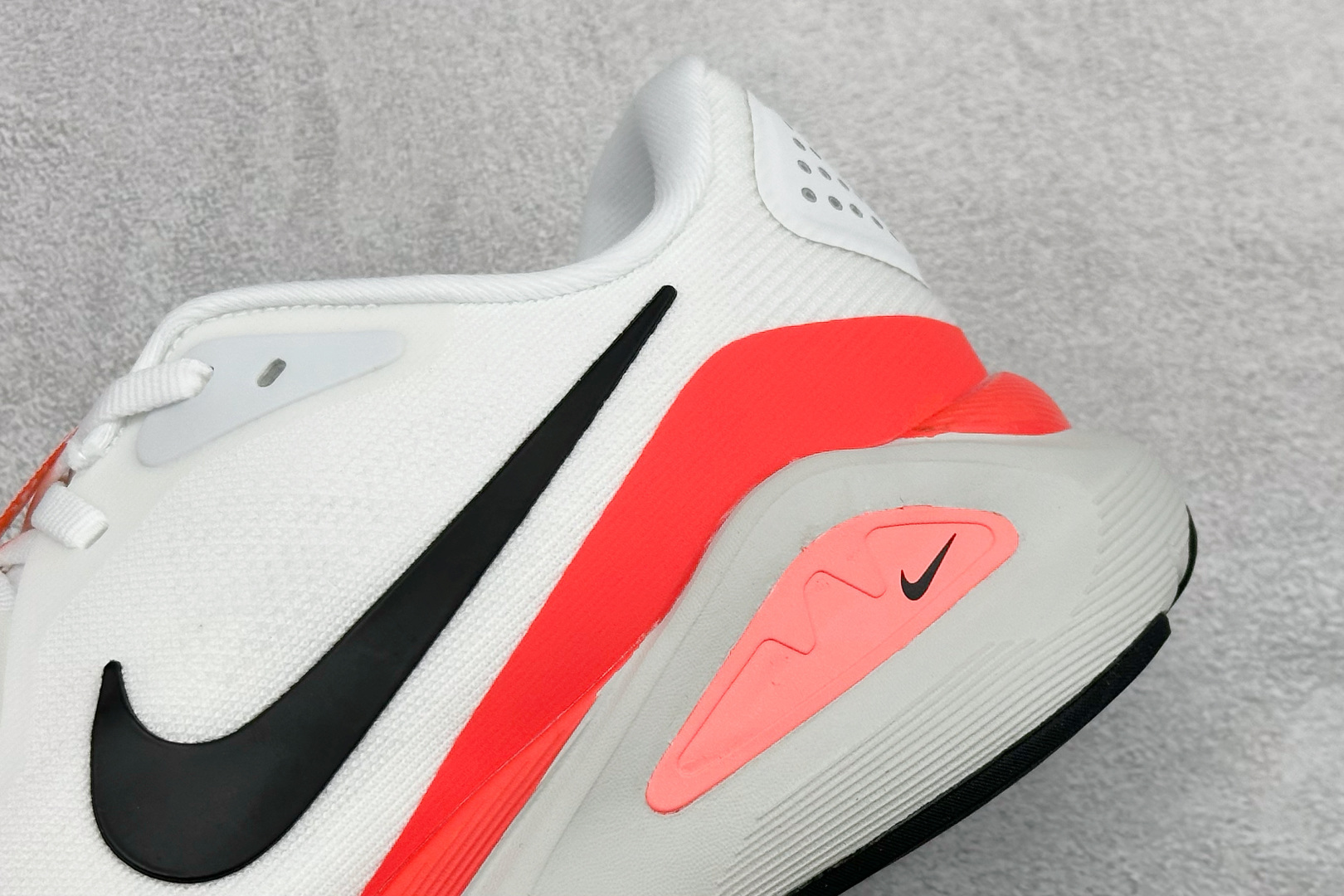 💰 RS版NK Zoom Structure 26代 缓震舒适轻量跑步鞋鞋面采用聚酯纤维网面材质制作。鞋