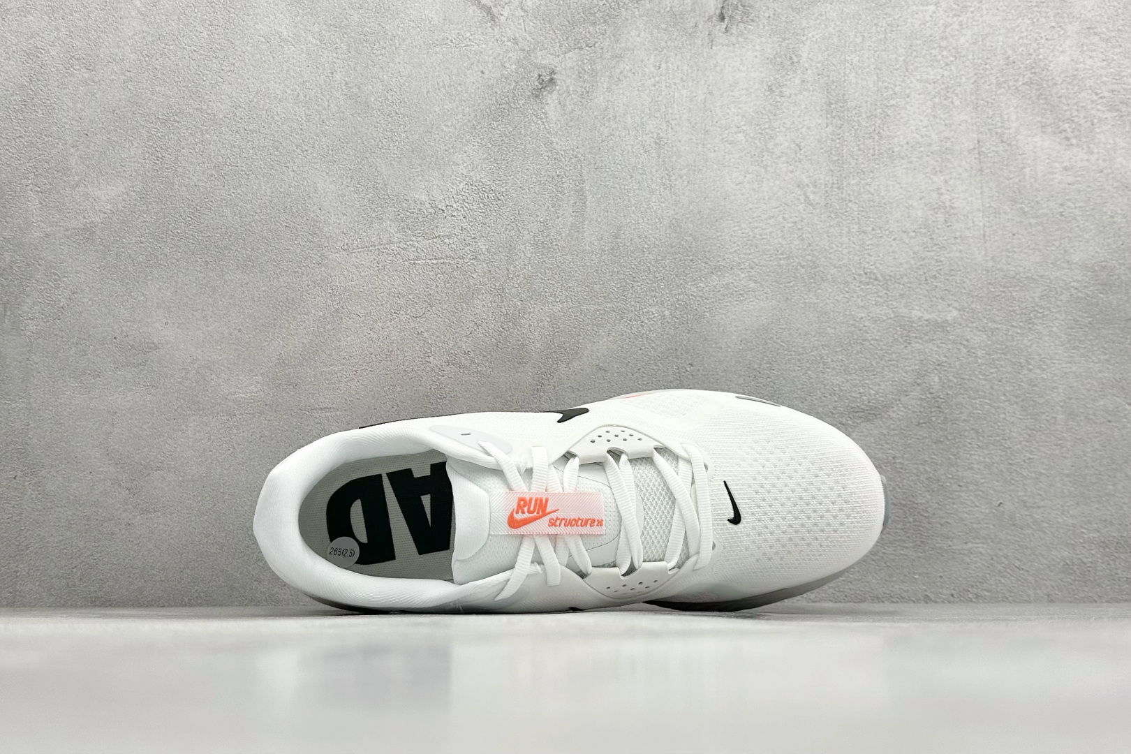 💰 RS版NK Zoom Structure 26代 缓震舒适轻量跑步鞋鞋面采用聚酯纤维网面材质制作。鞋