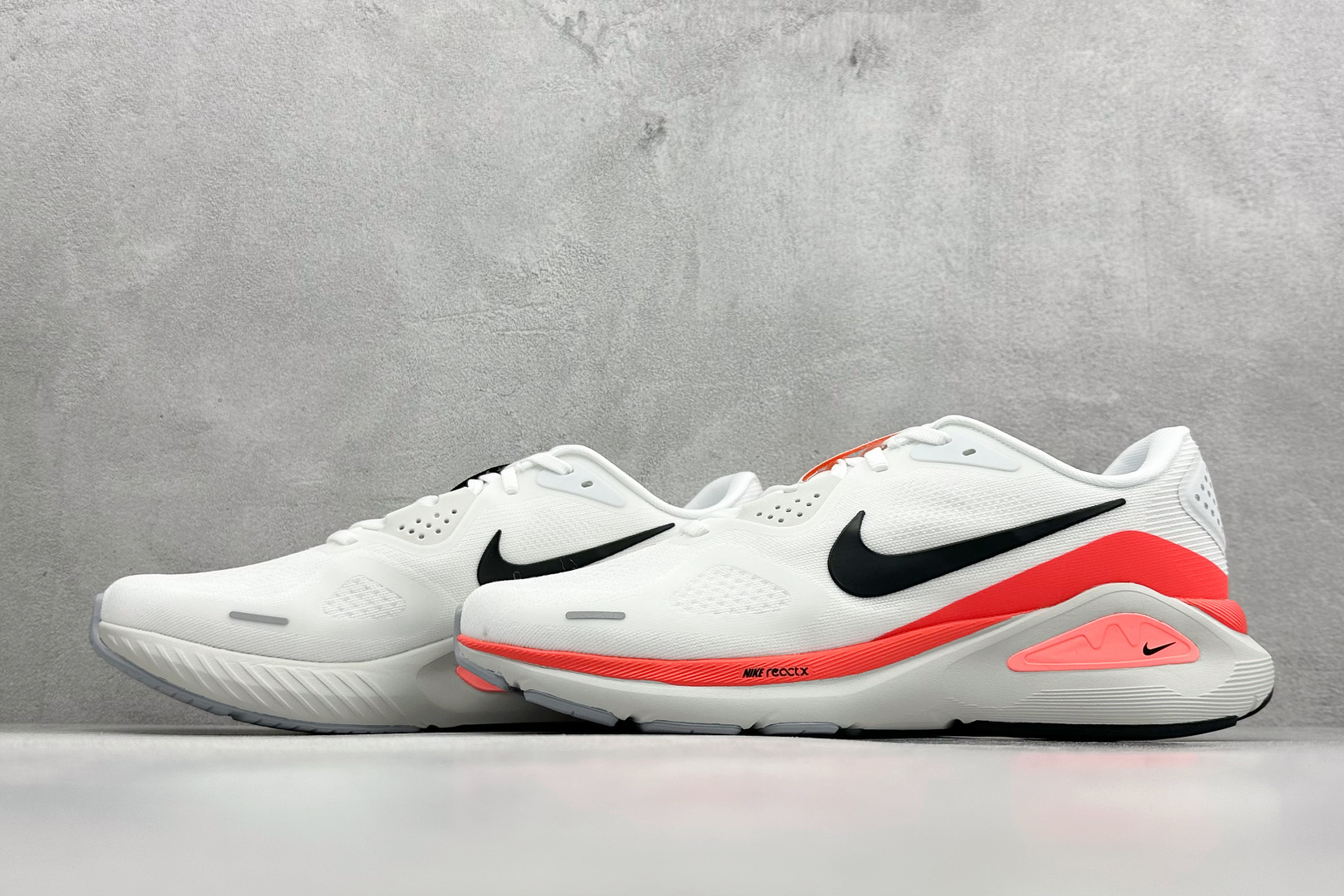 💰 RS版NK Zoom Structure 26代 缓震舒适轻量跑步鞋鞋面采用聚酯纤维网面材质制作。鞋