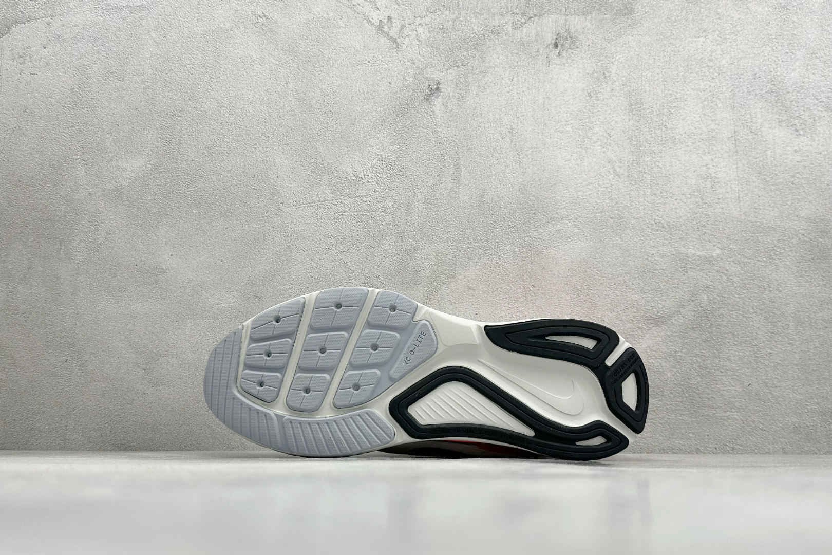 💰 RS版NK Zoom Structure 26代 缓震舒适轻量跑步鞋鞋面采用聚酯纤维网面材质制作。鞋