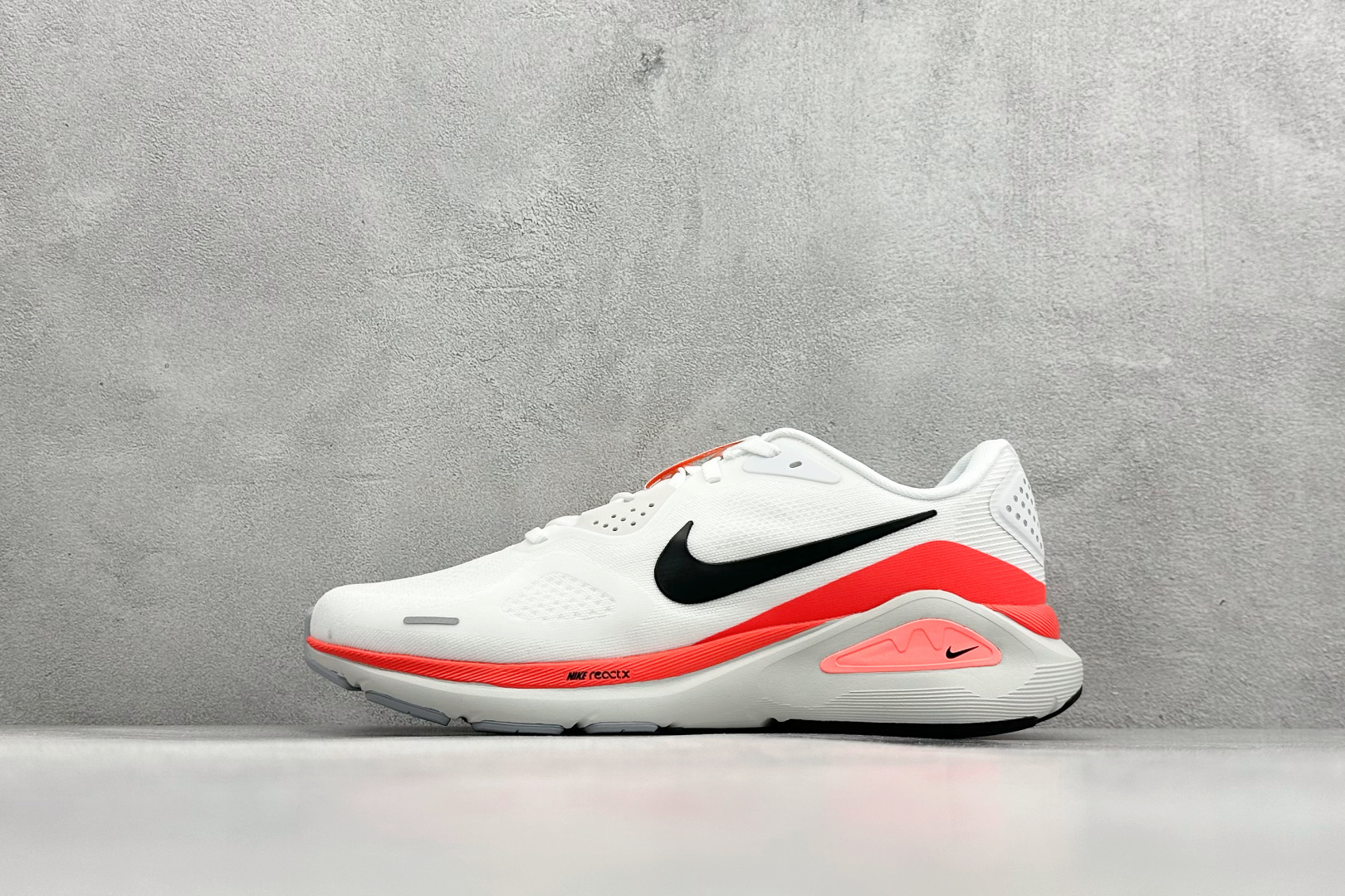 💰 RS版NK Zoom Structure 26代 缓震舒适轻量跑步鞋鞋面采用聚酯纤维网面材质制作。鞋