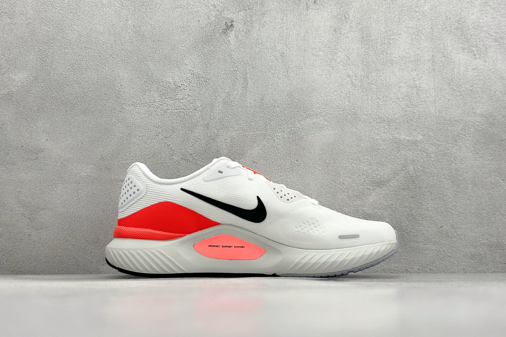 💰 RS版NK Zoom Structure 26代 缓震舒适轻量跑步鞋鞋面采用聚酯纤维网面材质制作。鞋