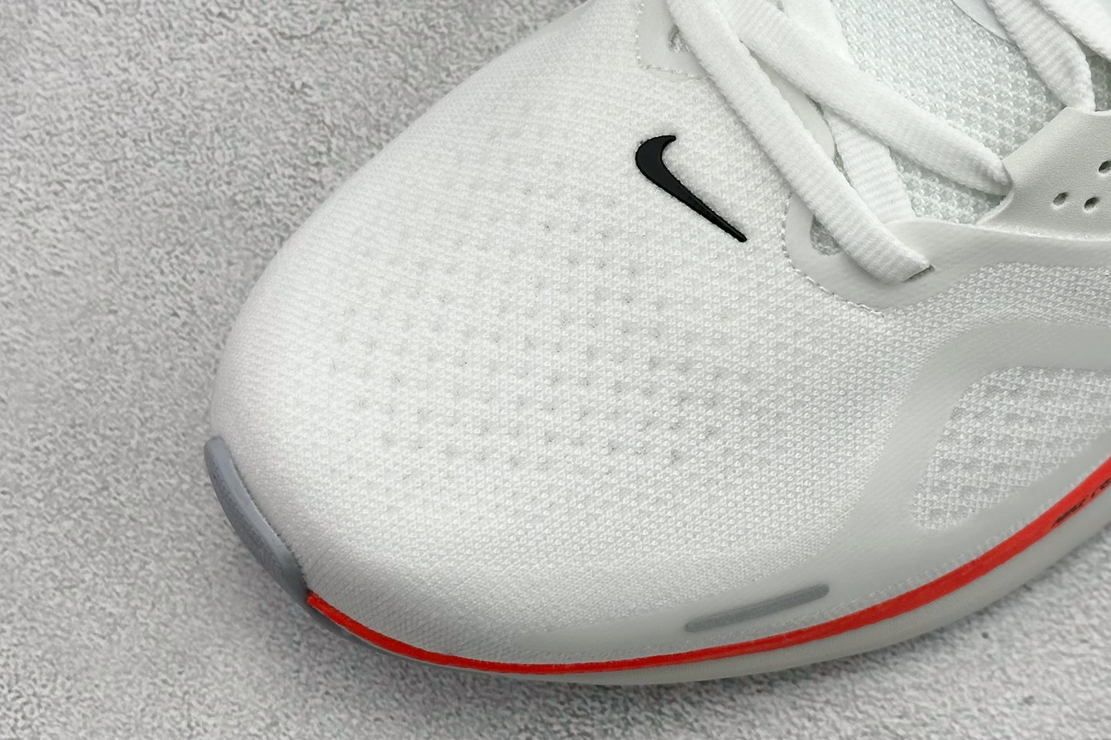 💰 RS版NK Zoom Structure 26代 缓震舒适轻量跑步鞋鞋面采用聚酯纤维网面材质制作。鞋