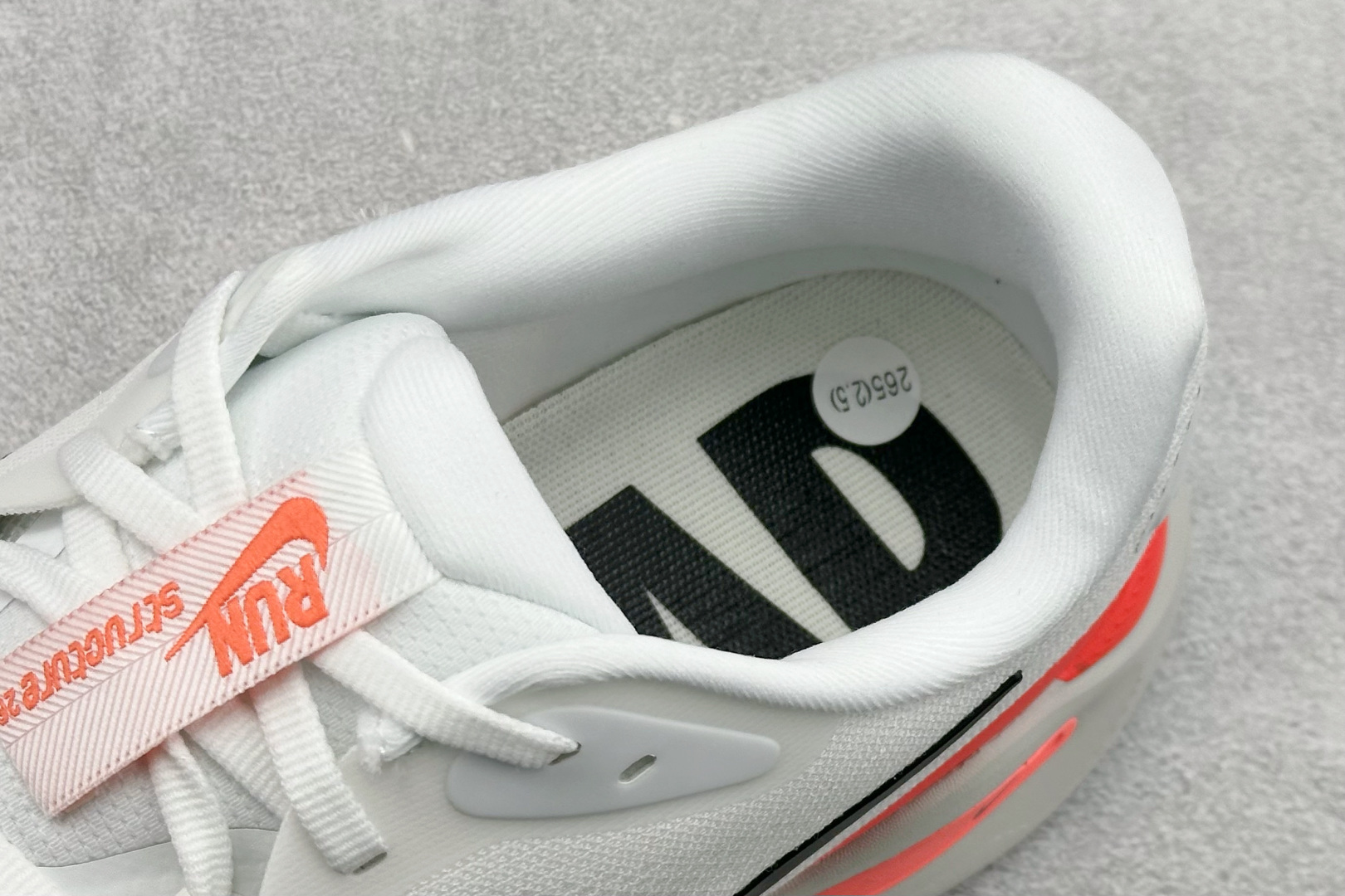 💰 RS版NK Zoom Structure 26代 缓震舒适轻量跑步鞋鞋面采用聚酯纤维网面材质制作。鞋