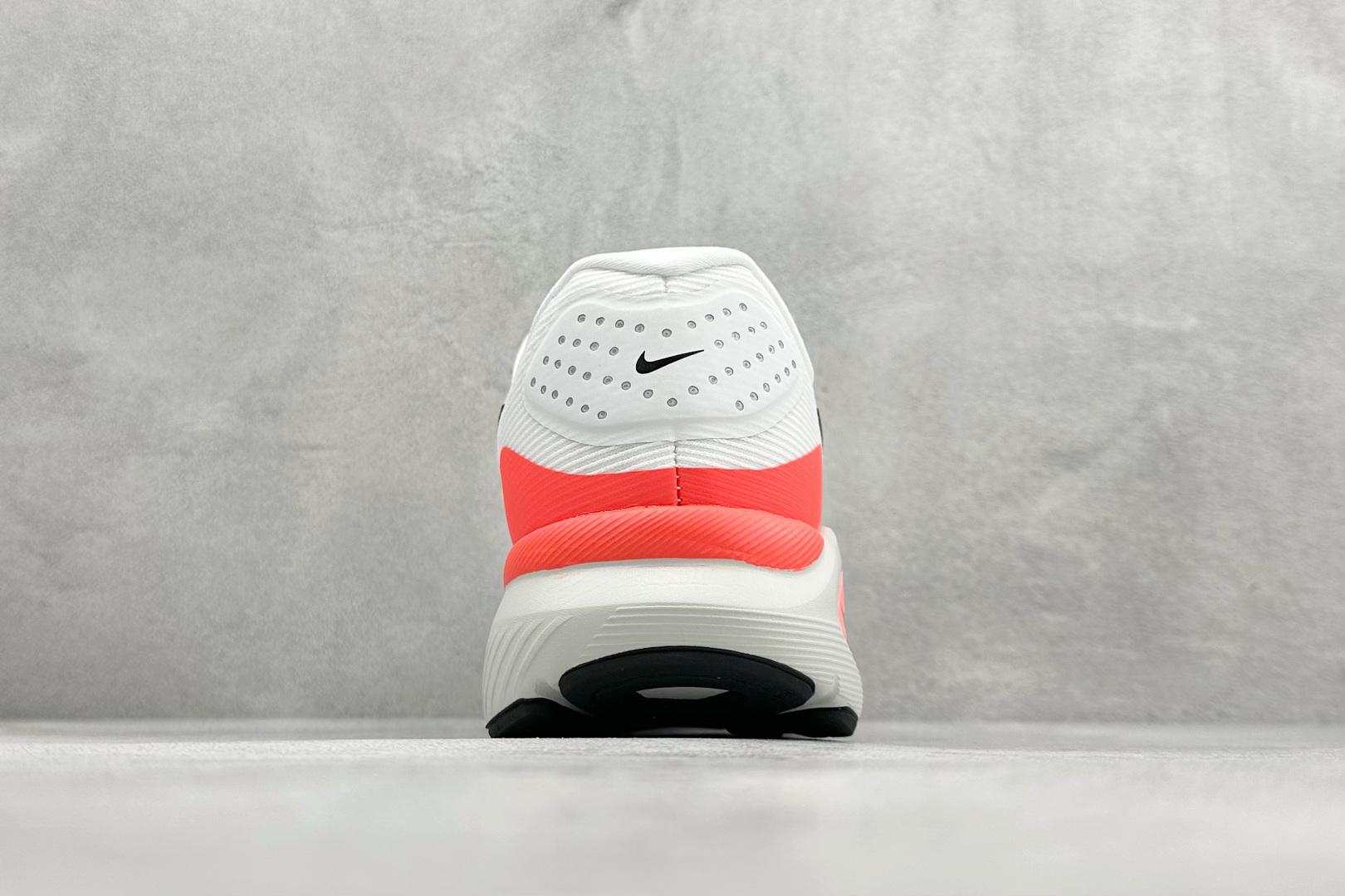 💰 RS版NK Zoom Structure 26代 缓震舒适轻量跑步鞋鞋面采用聚酯纤维网面材质制作。鞋