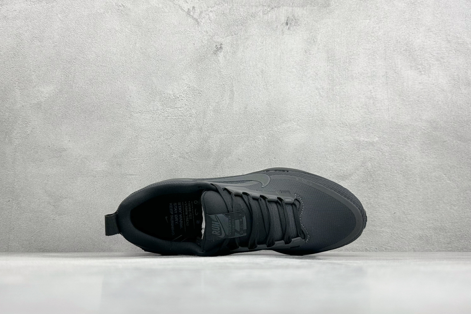 💰 Nike VOMERO 18 GTX 舒适减震防滑 低帮跑步鞋全掌ReactX泡绵中底 前掌和后跟还