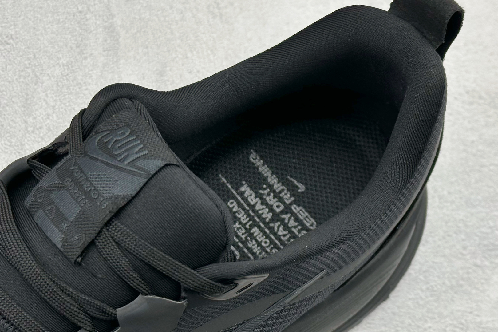 💰 Nike VOMERO 18 GTX 舒适减震防滑 低帮跑步鞋全掌ReactX泡绵中底 前掌和后跟还