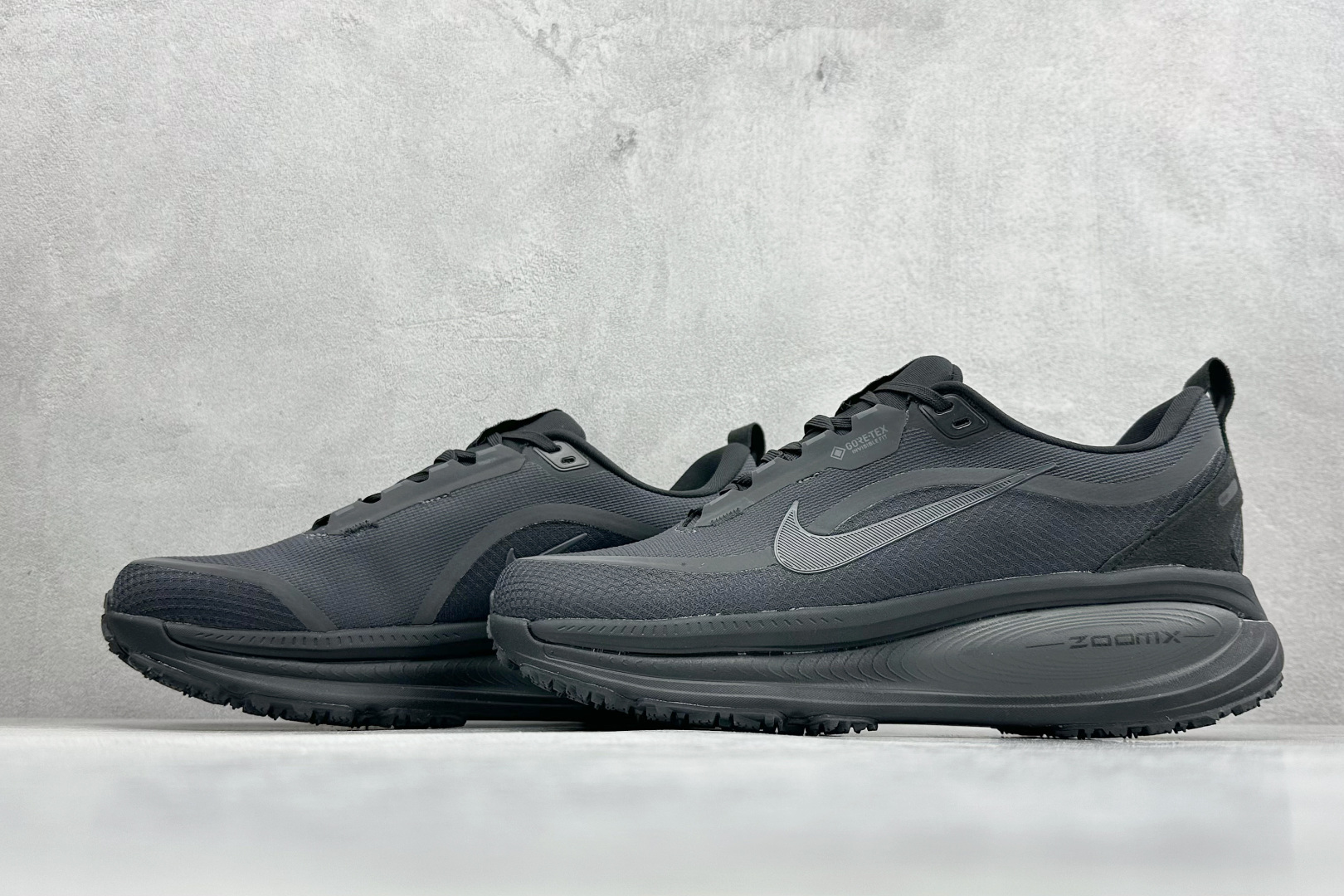 💰 Nike VOMERO 18 GTX 舒适减震防滑 低帮跑步鞋全掌ReactX泡绵中底 前掌和后跟还