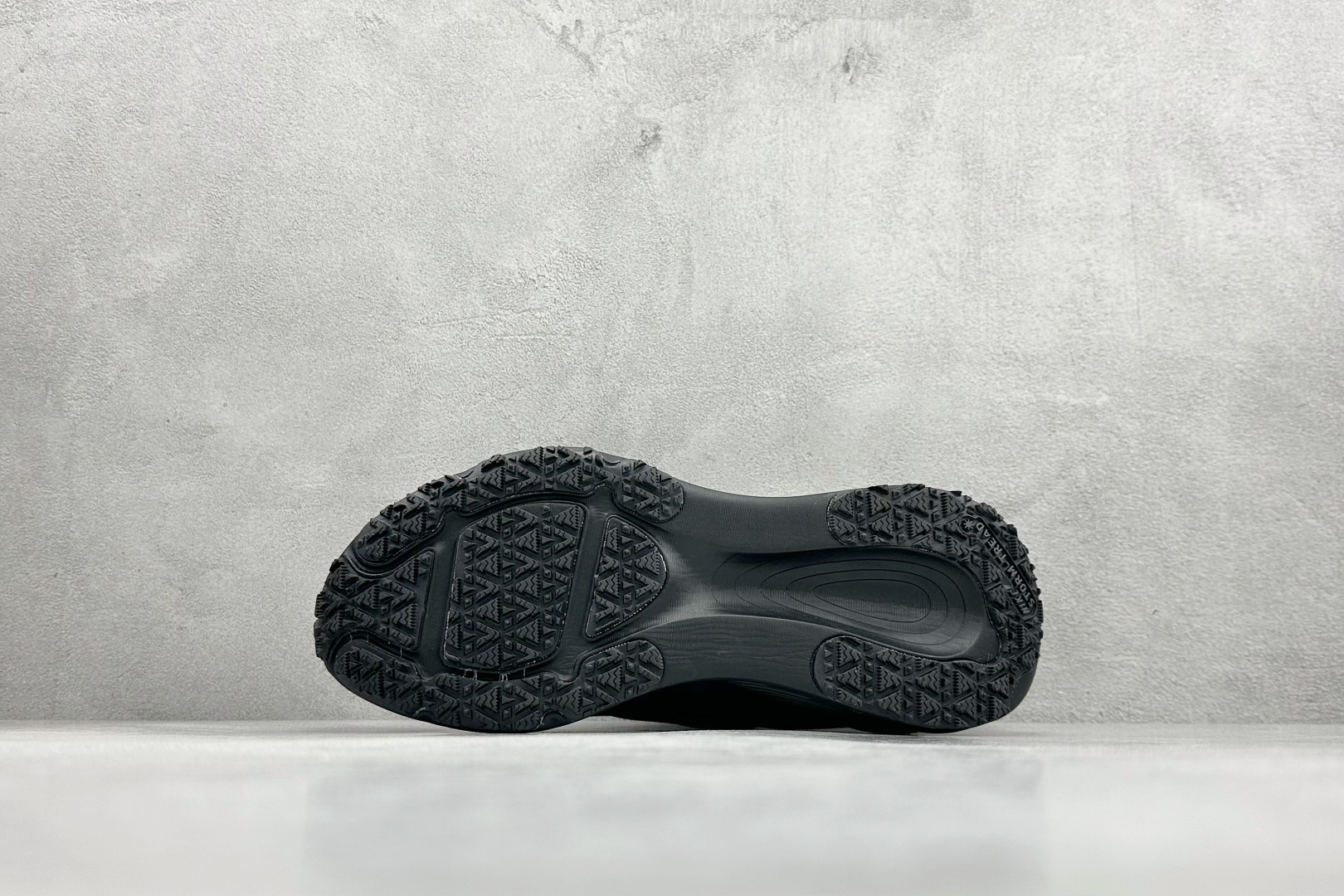 💰 Nike VOMERO 18 GTX 舒适减震防滑 低帮跑步鞋全掌ReactX泡绵中底 前掌和后跟还