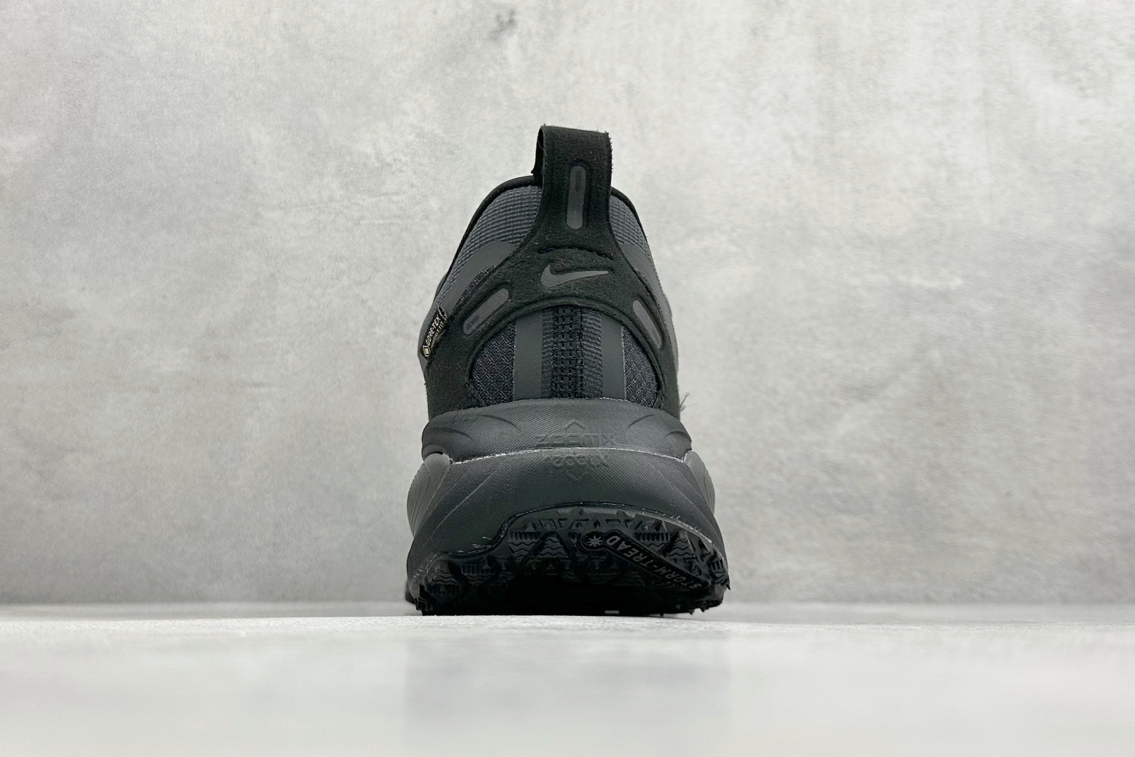 💰 Nike VOMERO 18 GTX 舒适减震防滑 低帮跑步鞋全掌ReactX泡绵中底 前掌和后跟还